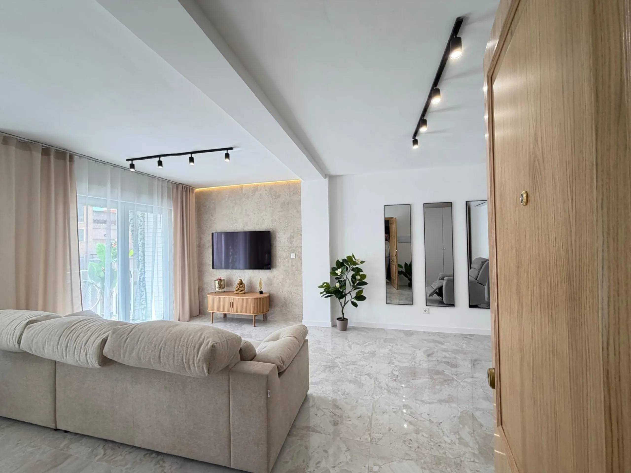 TOTALLY REFORMED PENTHOUSE 250 METERS FROM PLAYA DEL CURA. 3 BEDROOMS. 1 BATHROOM. SURFACE 92 M2. STORAGE ROOM INCLUDED.