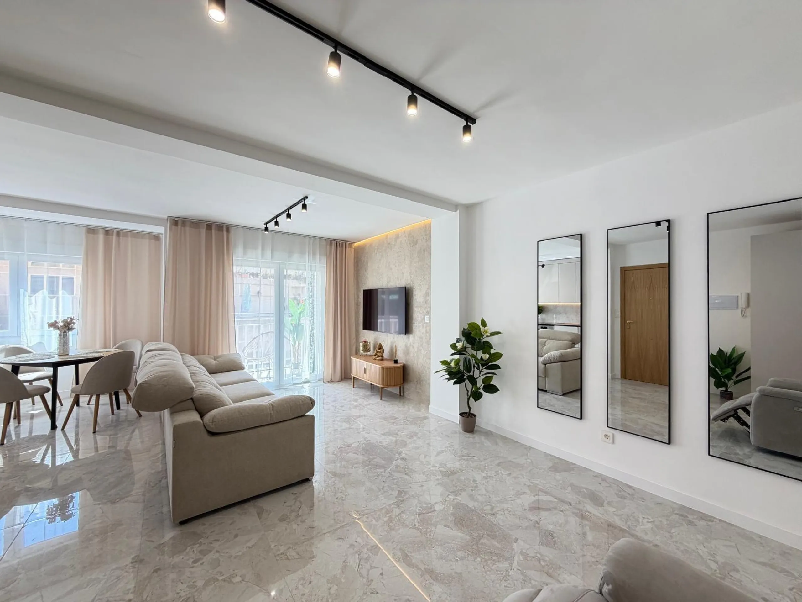 TOTALLY REFORMED PENTHOUSE 250 METERS FROM PLAYA DEL CURA. 3 BEDROOMS. 1 BATHROOM. SURFACE 92 M2. STORAGE ROOM INCLUDED.