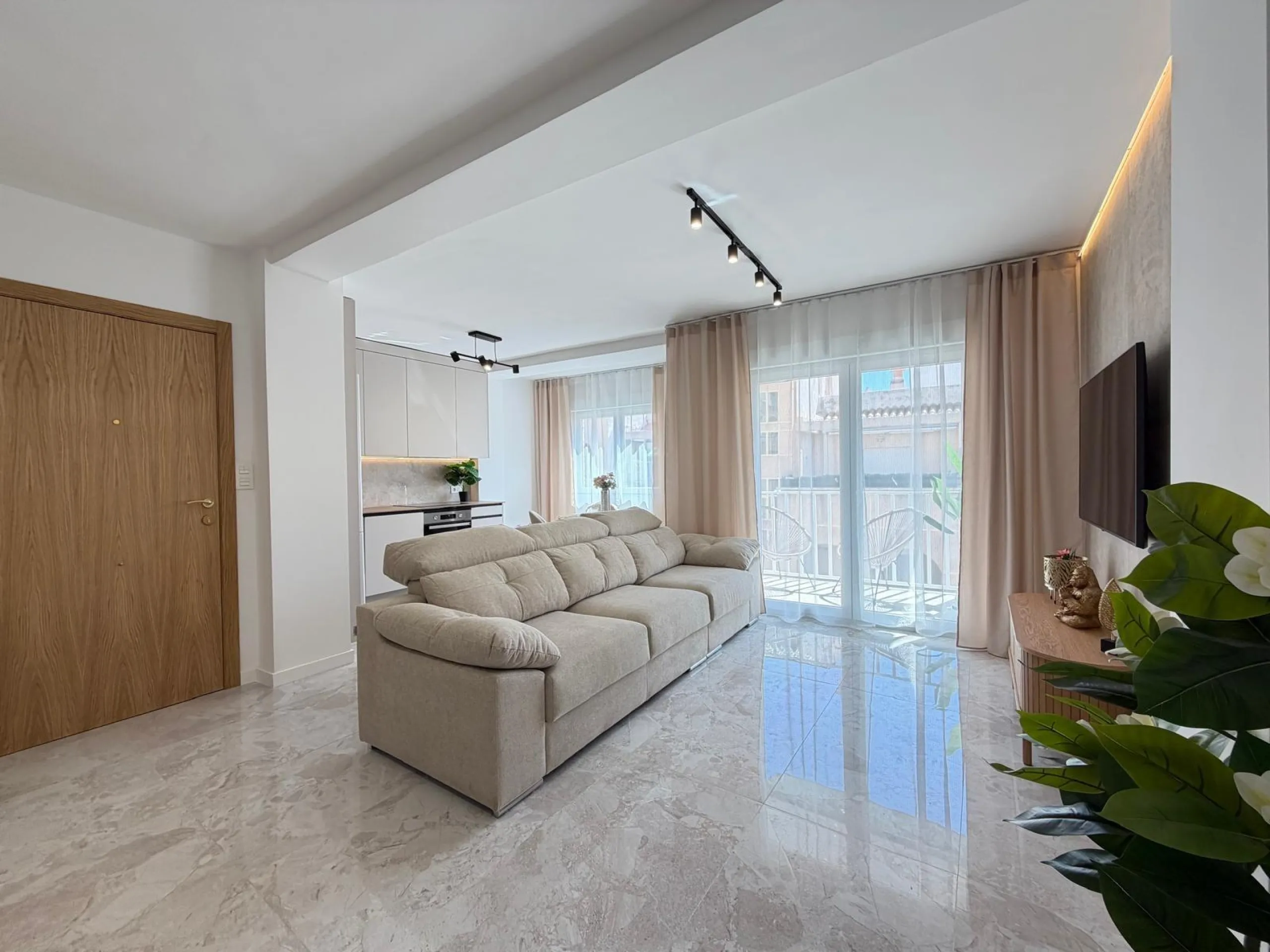 TOTALLY REFORMED PENTHOUSE 250 METERS FROM PLAYA DEL CURA. 3 BEDROOMS. 1 BATHROOM. SURFACE 92 M2. STORAGE ROOM INCLUDED.