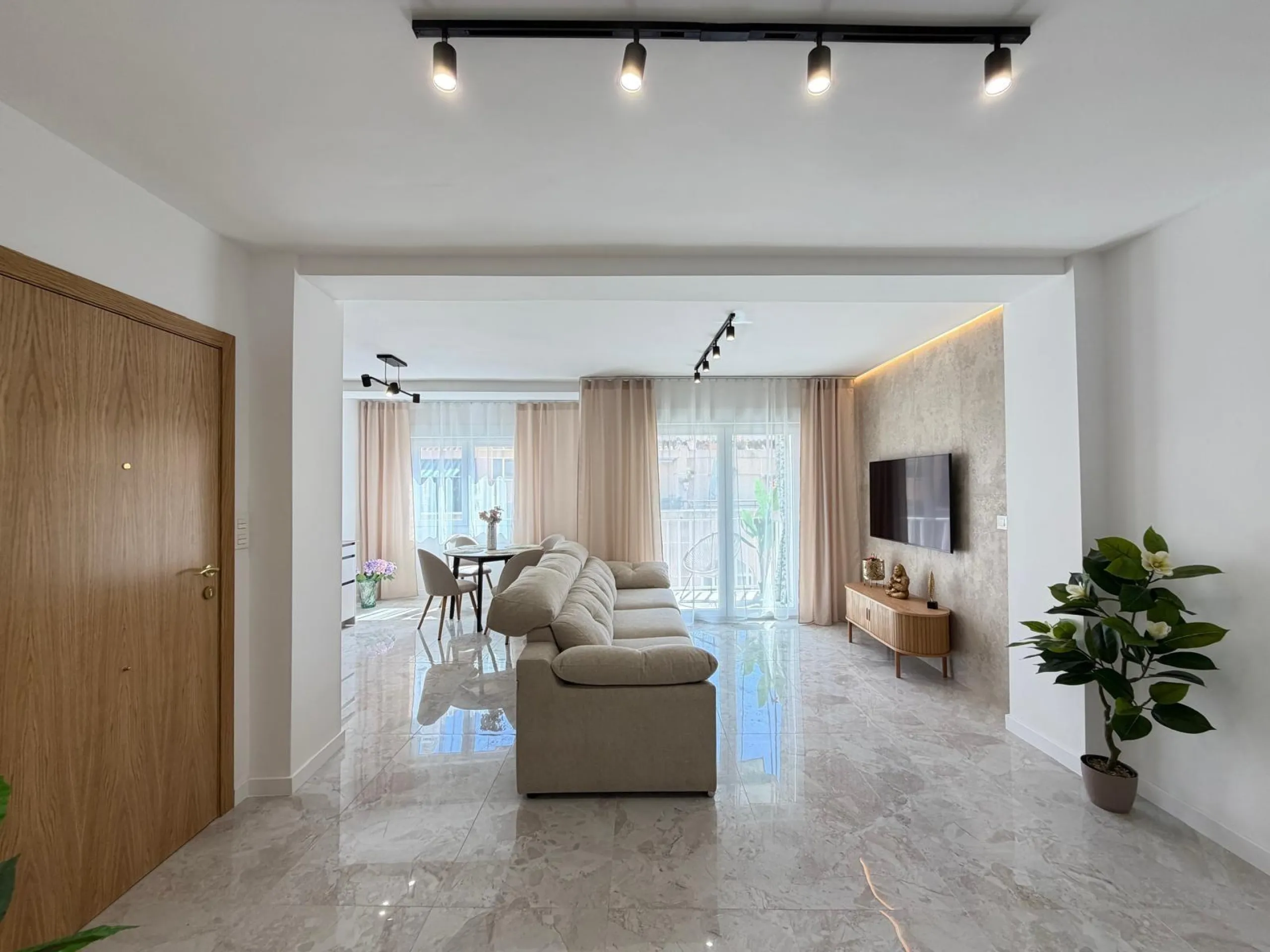 TOTALLY REFORMED PENTHOUSE 250 METERS FROM PLAYA DEL CURA. 3 BEDROOMS. 1 BATHROOM. SURFACE 92 M2. STORAGE ROOM INCLUDED.