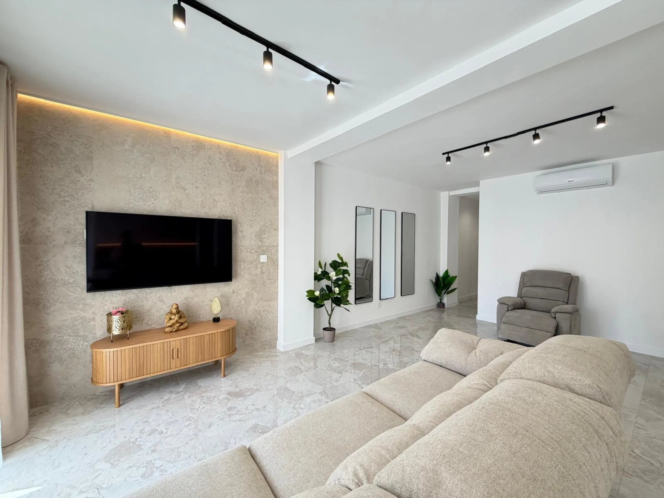 TOTALLY REFORMED PENTHOUSE 250 METERS FROM PLAYA DEL CURA. 3 BEDROOMS. 1 BATHROOM. SURFACE 92 M2. STORAGE ROOM INCLUDED.