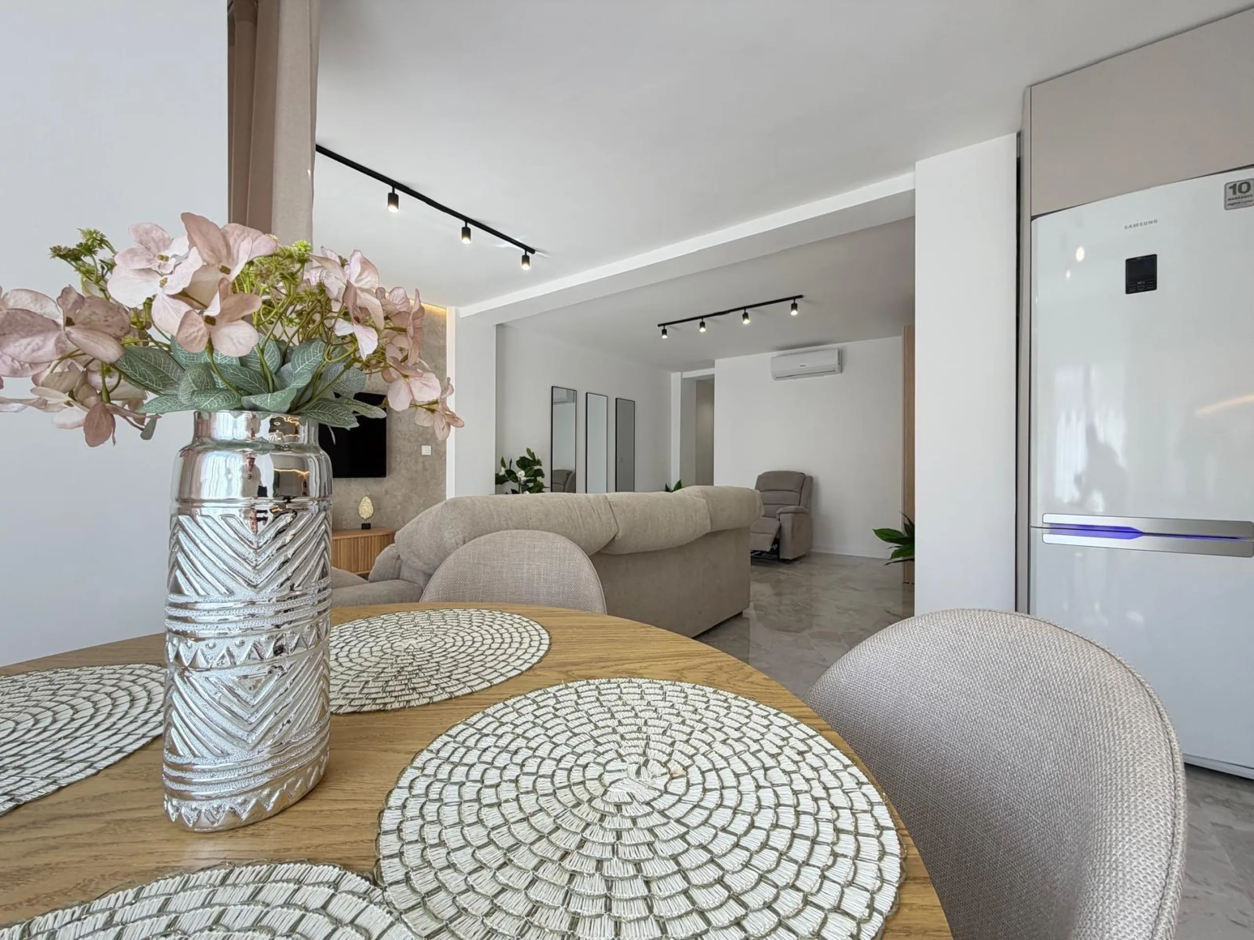 TOTALLY REFORMED PENTHOUSE 250 METERS FROM PLAYA DEL CURA. 3 BEDROOMS. 1 BATHROOM. SURFACE 92 M2. STORAGE ROOM INCLUDED.