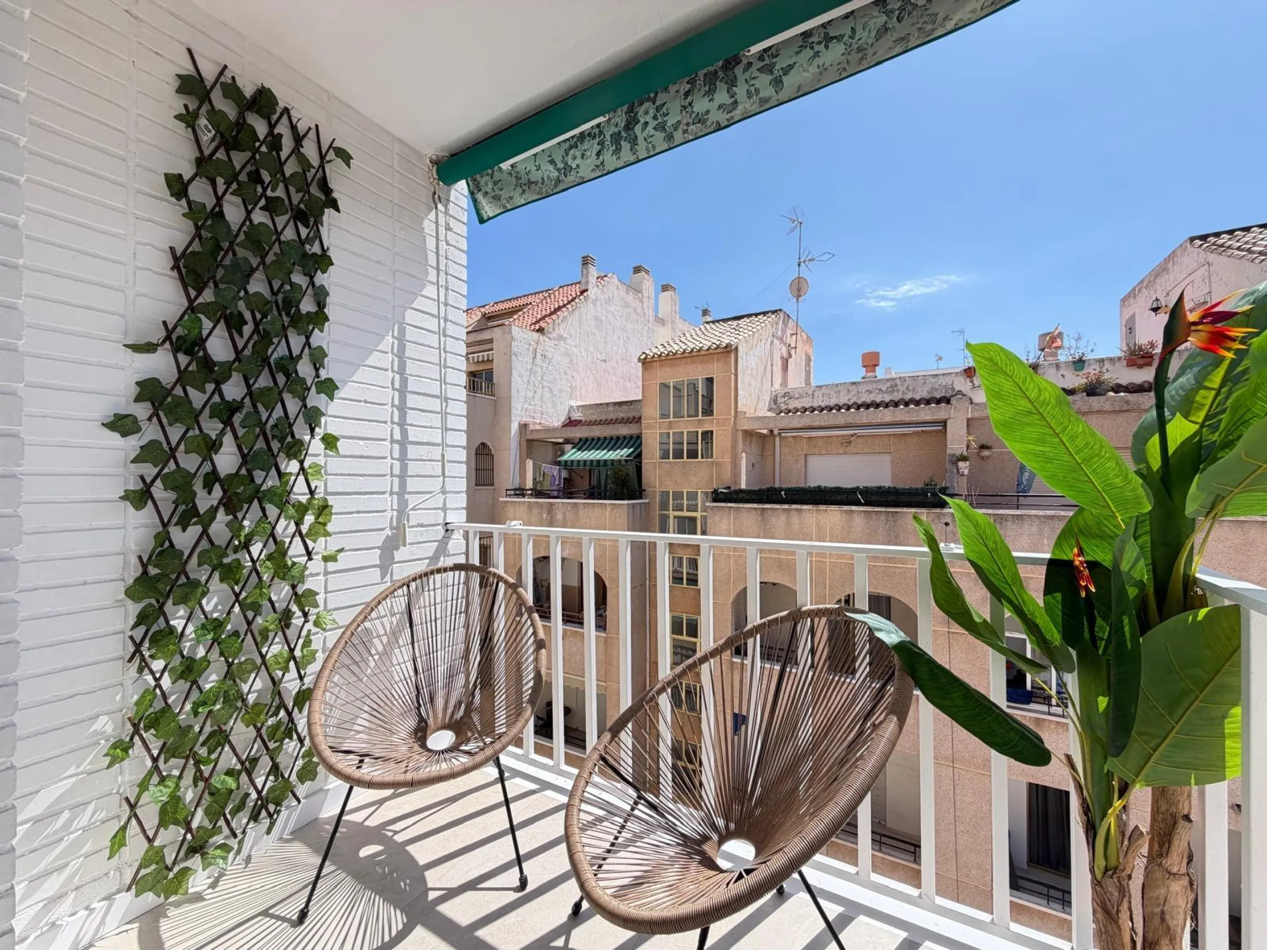 TOTALLY REFORMED PENTHOUSE 250 METERS FROM PLAYA DEL CURA. 3 BEDROOMS. 1 BATHROOM. SURFACE 92 M2. STORAGE ROOM INCLUDED.