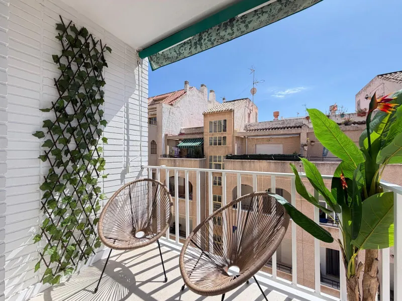 TOTALLY REFORMED PENTHOUSE 250 METERS FROM PLAYA DEL CURA. 3 BEDROOMS. 1 BATHROOM. SURFACE 92 M2. STORAGE ROOM INCLUDED.