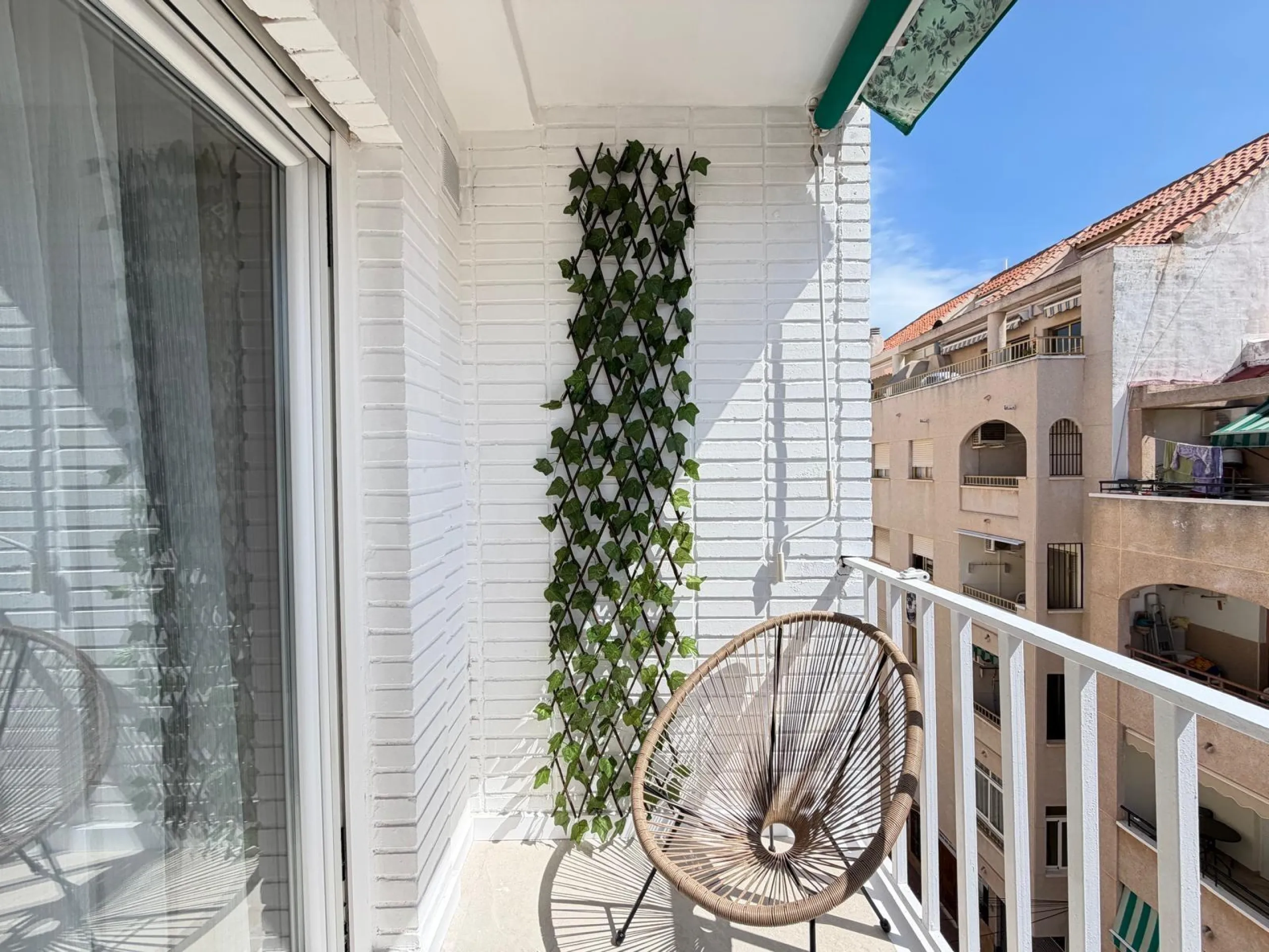 TOTALLY REFORMED PENTHOUSE 250 METERS FROM PLAYA DEL CURA. 3 BEDROOMS. 1 BATHROOM. SURFACE 92 M2. STORAGE ROOM INCLUDED.