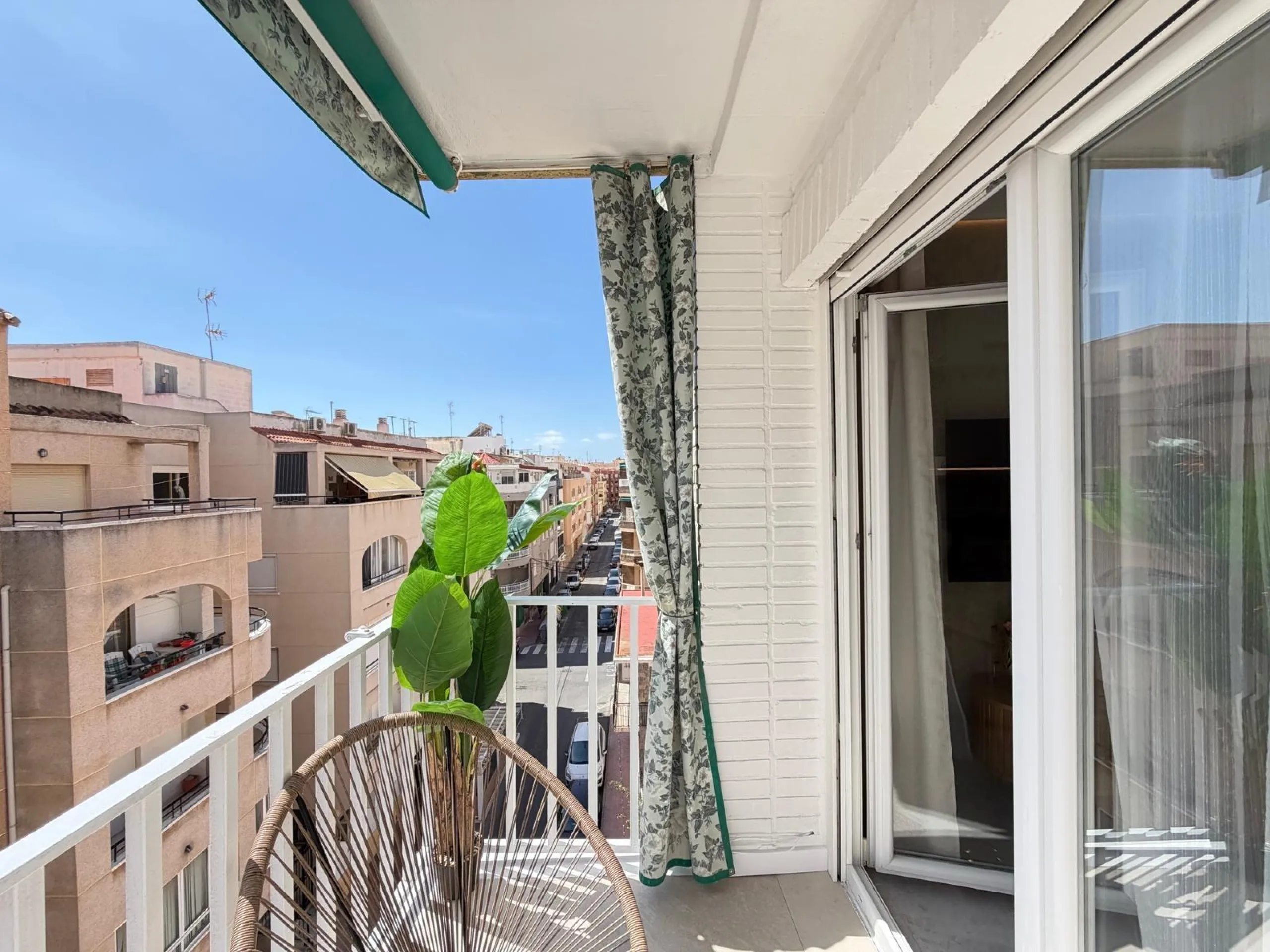 TOTALLY REFORMED PENTHOUSE 250 METERS FROM PLAYA DEL CURA. 3 BEDROOMS. 1 BATHROOM. SURFACE 92 M2. STORAGE ROOM INCLUDED.