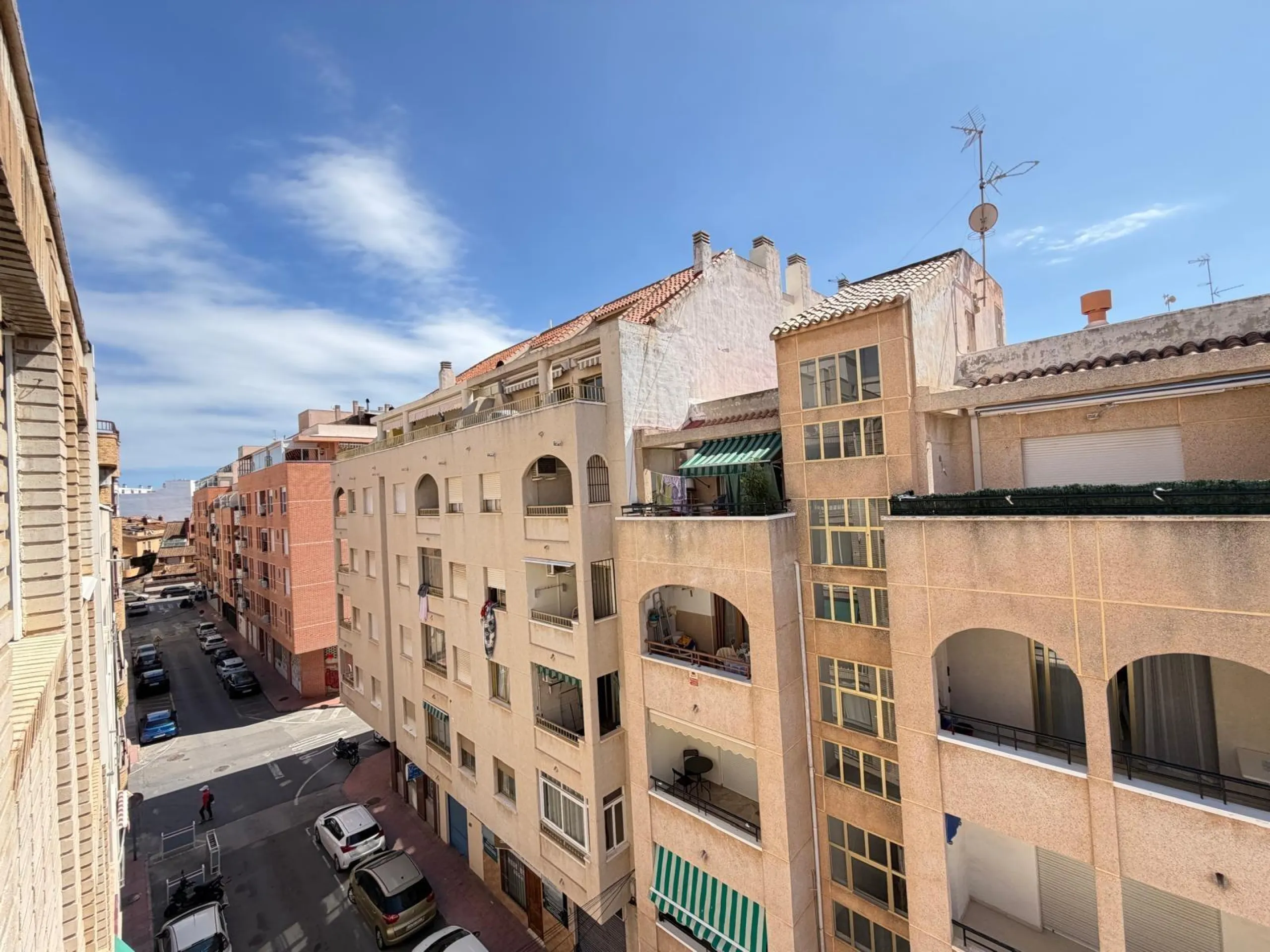 TOTALLY REFORMED PENTHOUSE 250 METERS FROM PLAYA DEL CURA. 3 BEDROOMS. 1 BATHROOM. SURFACE 92 M2. STORAGE ROOM INCLUDED.