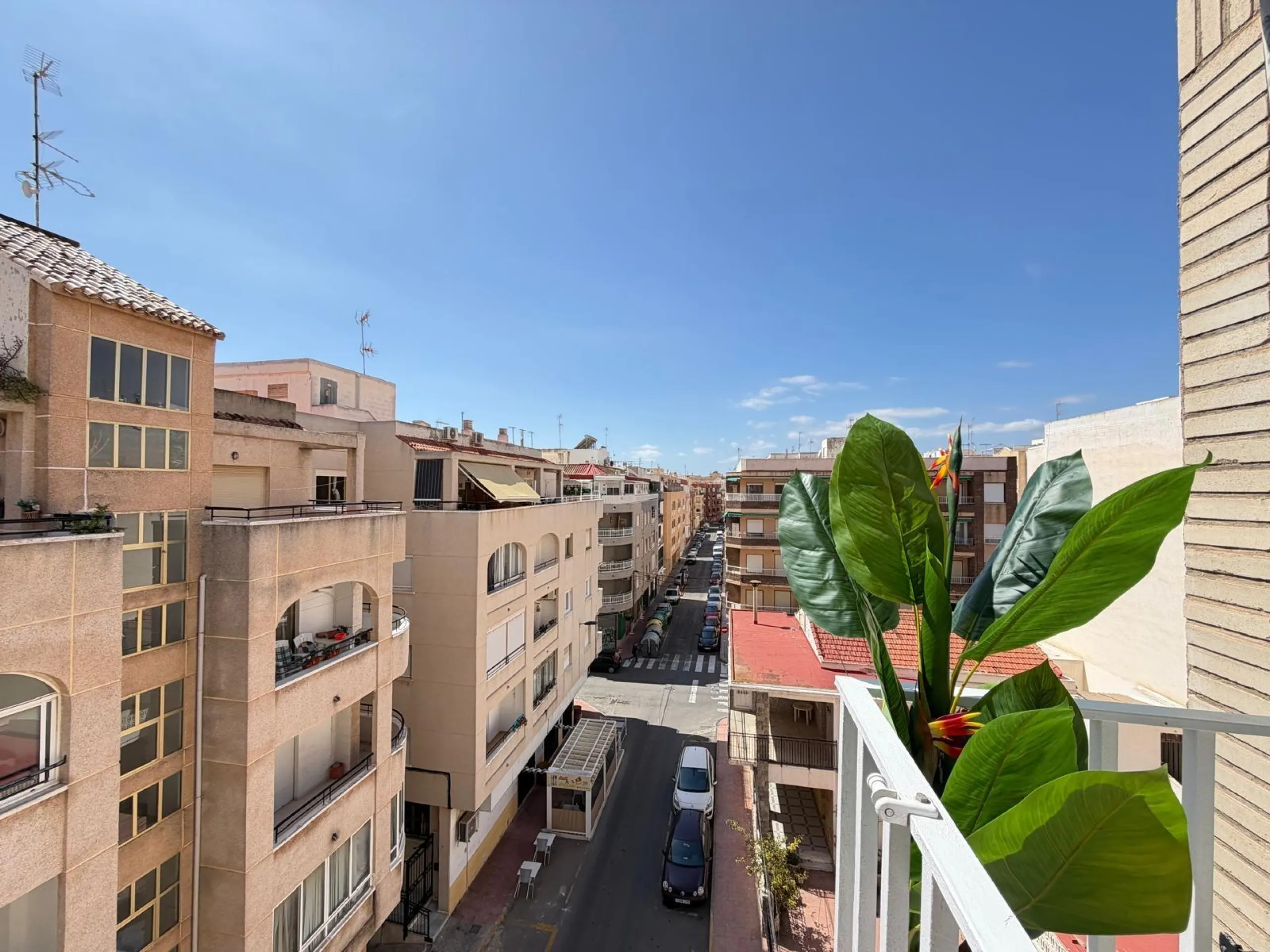 TOTALLY REFORMED PENTHOUSE 250 METERS FROM PLAYA DEL CURA. 3 BEDROOMS. 1 BATHROOM. SURFACE 92 M2. STORAGE ROOM INCLUDED.