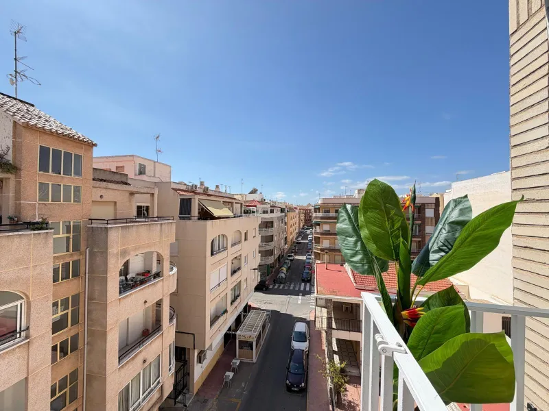 TOTALLY REFORMED PENTHOUSE 250 METERS FROM PLAYA DEL CURA. 3 BEDROOMS. 1 BATHROOM. SURFACE 92 M2. STORAGE ROOM INCLUDED.