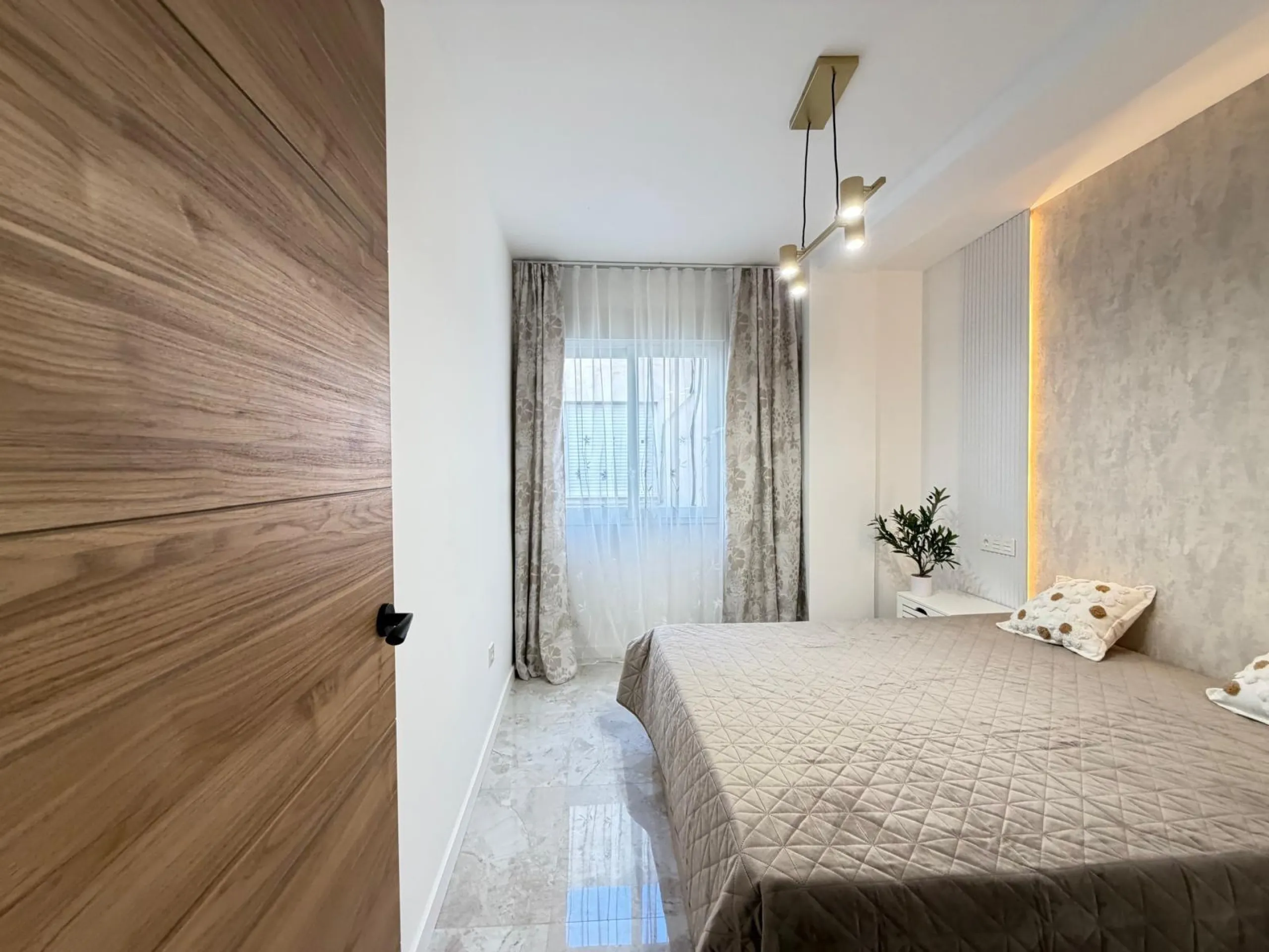 TOTALLY REFORMED PENTHOUSE 250 METERS FROM PLAYA DEL CURA. 3 BEDROOMS. 1 BATHROOM. SURFACE 92 M2. STORAGE ROOM INCLUDED.