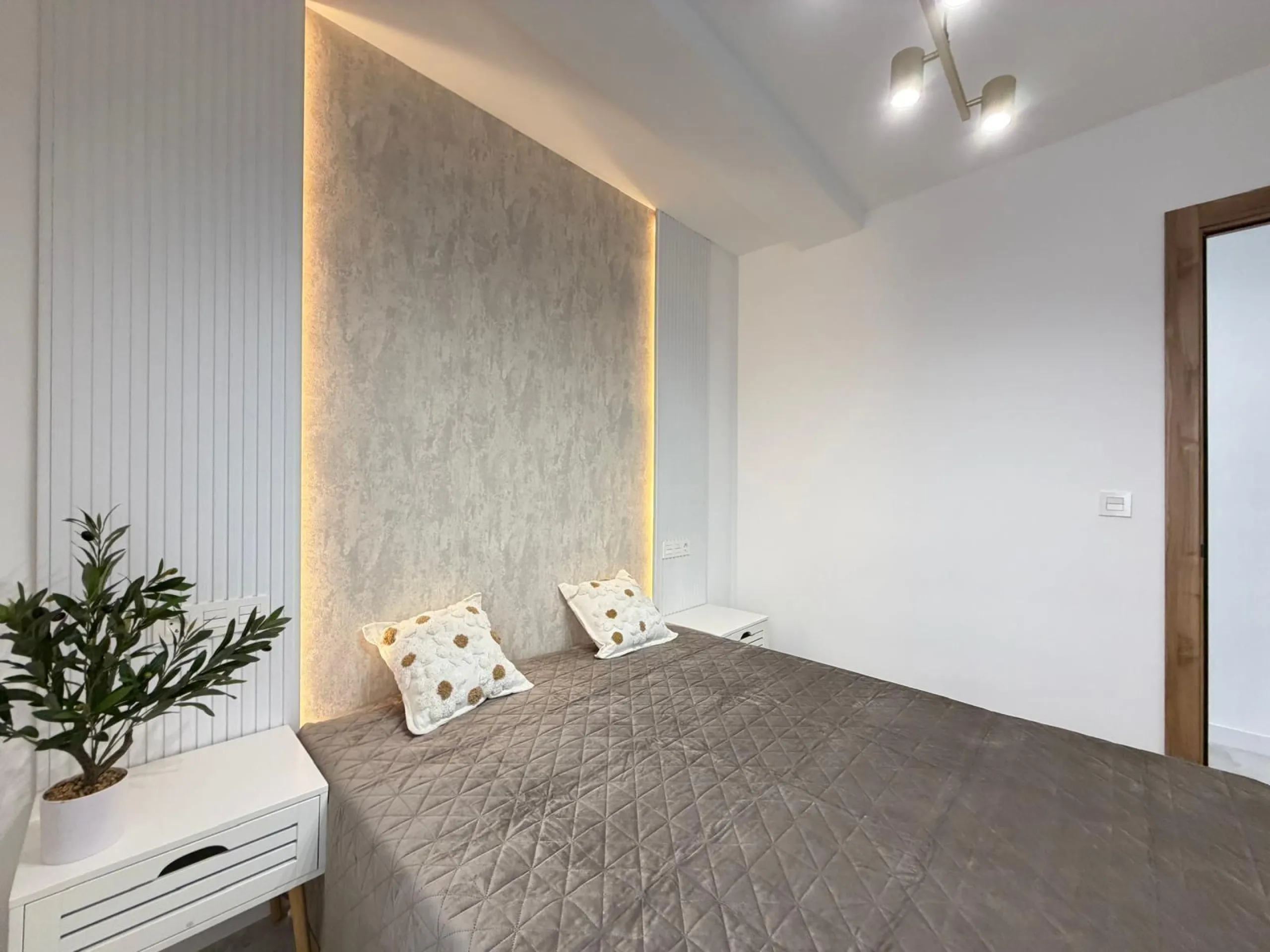 TOTALLY REFORMED PENTHOUSE 250 METERS FROM PLAYA DEL CURA. 3 BEDROOMS. 1 BATHROOM. SURFACE 92 M2. STORAGE ROOM INCLUDED.