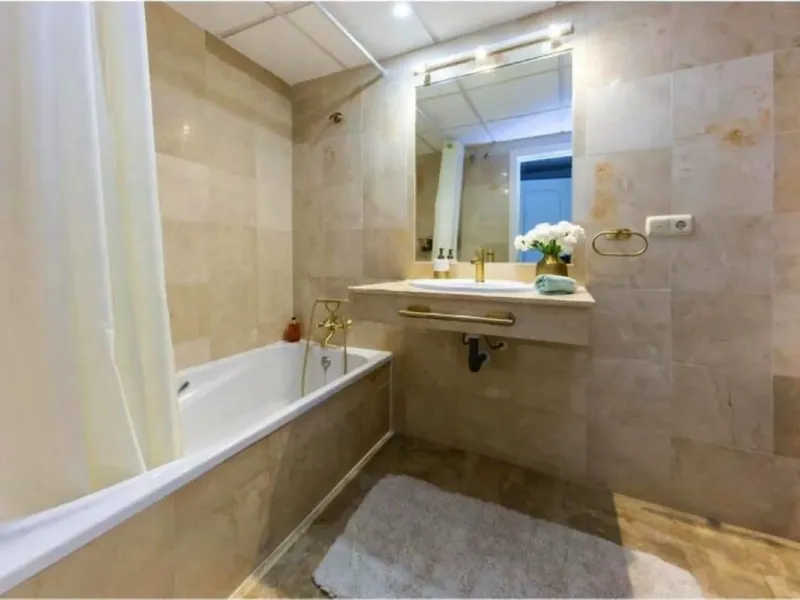 Erdgeschosswohnung mit gültiger Ferienvermietungslizenz – Las Brisas, Nueva Andalucía, Marbella