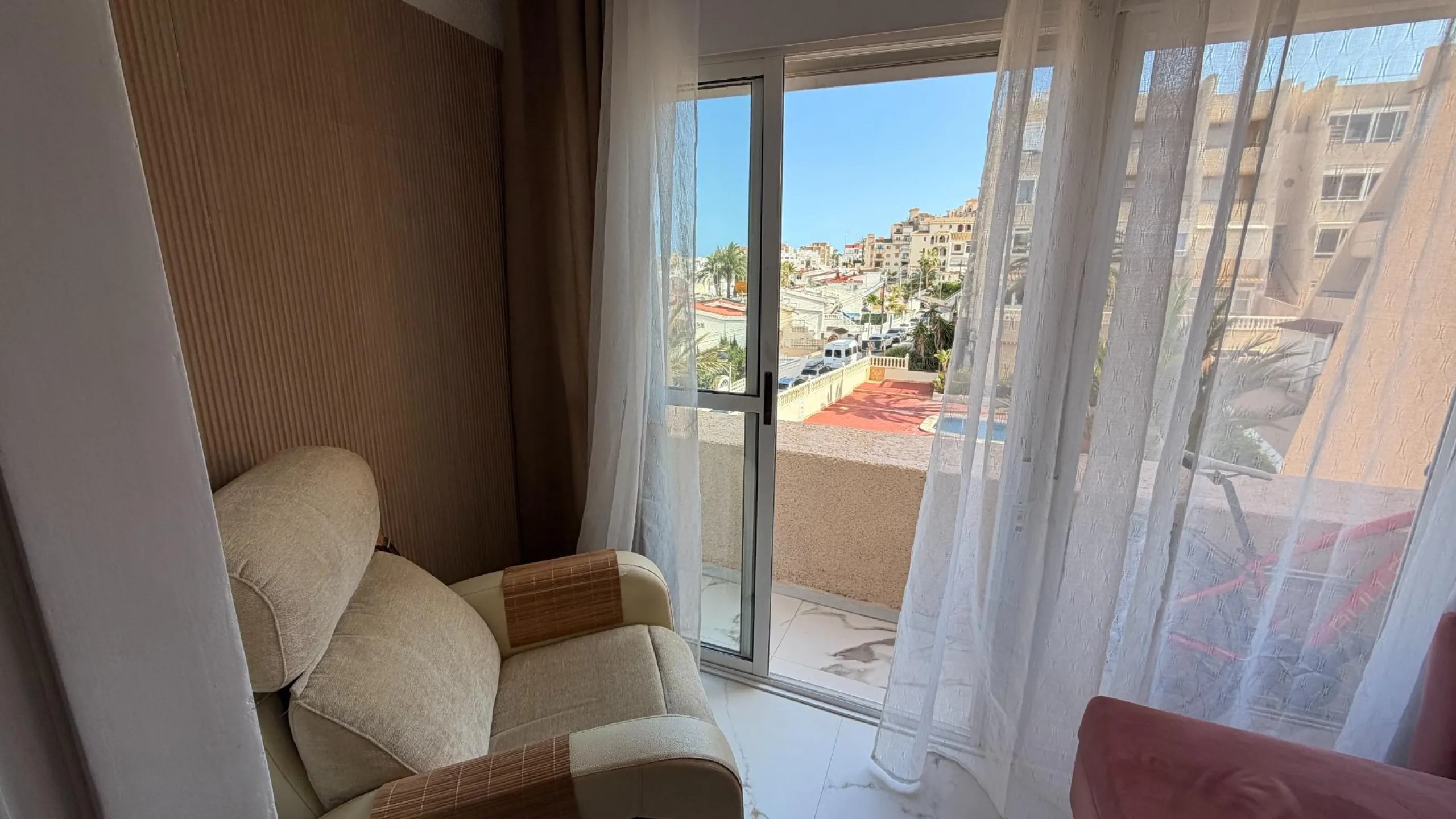 Acogedor apartamento cerca del mar con orientación sur y licencia turística — a solo 500 m de la playa La Mata