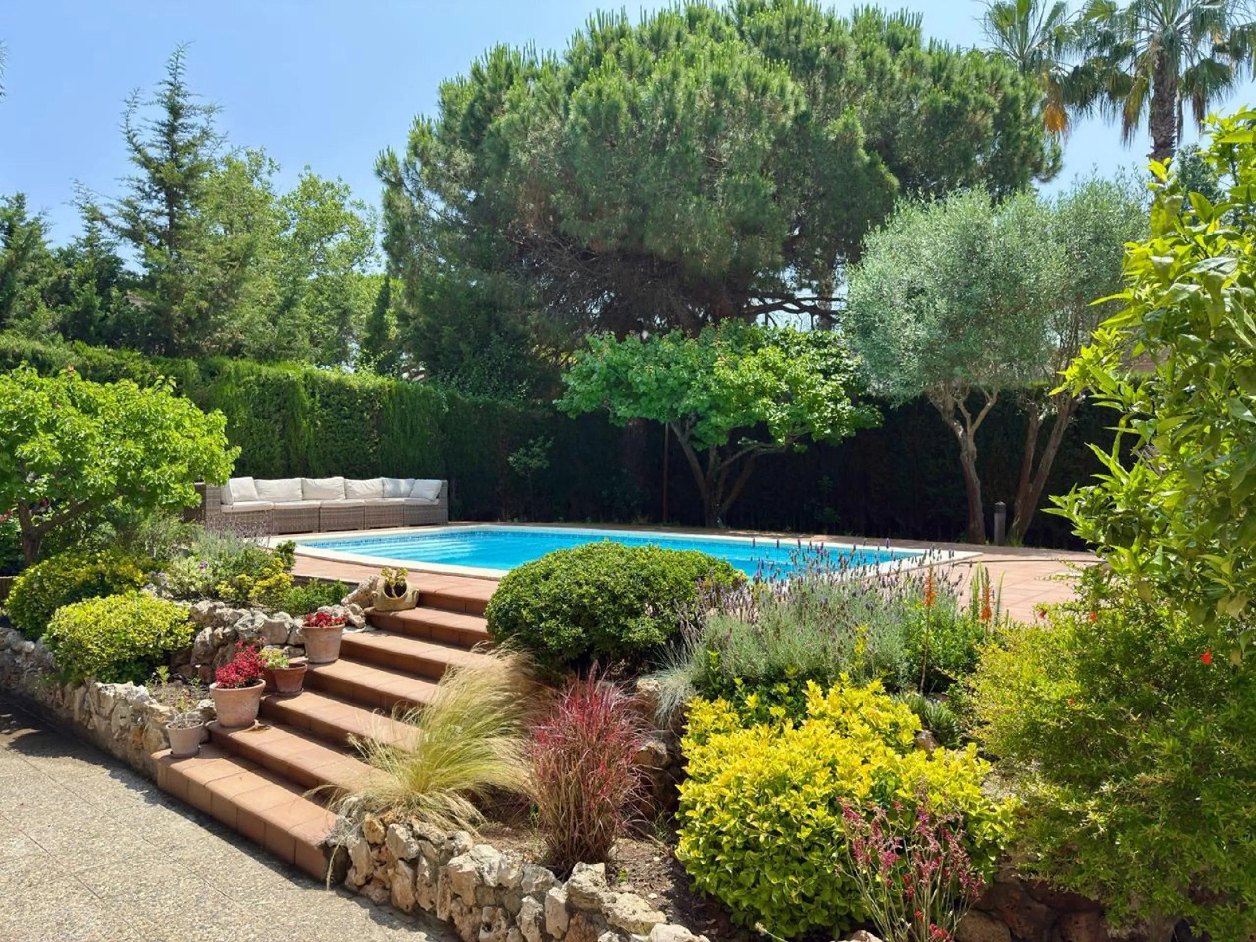 Casa Mediterránea con Jardín y Piscina en Gava Mar, Barcelona