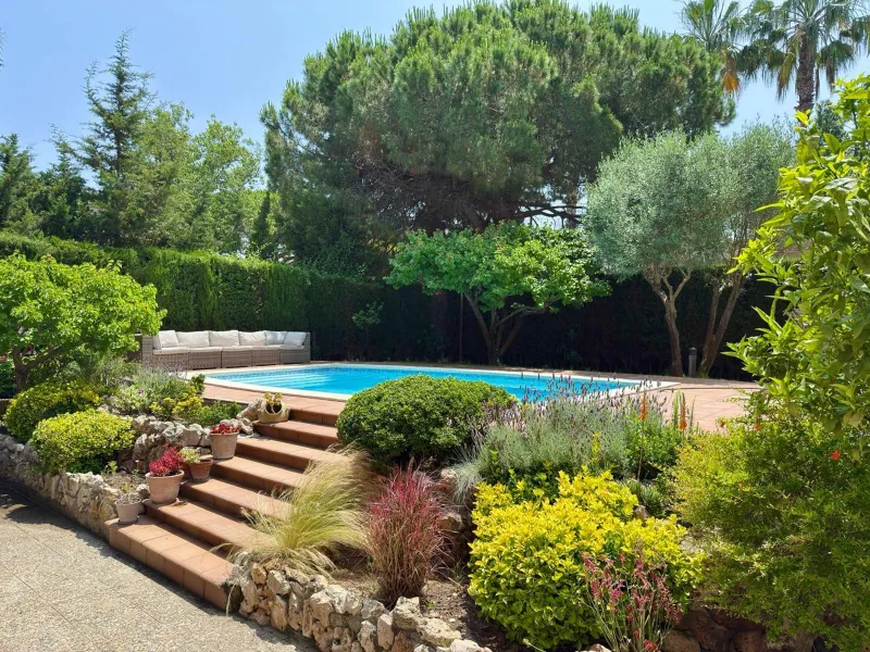 Casa Mediterránea con Jardín y Piscina en Gava Mar, Barcelona