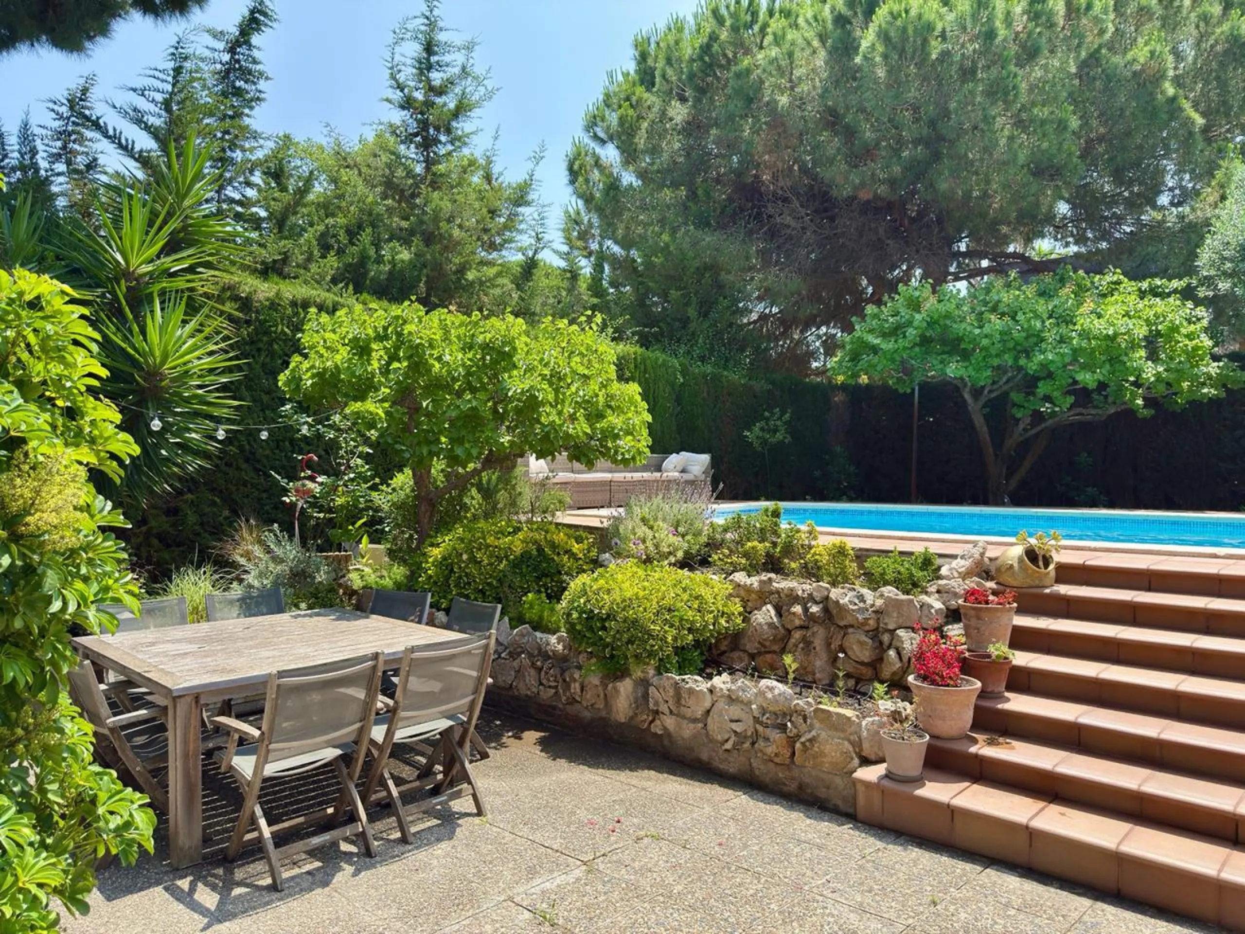 Casa Mediterránea con Jardín y Piscina en Gava Mar, Barcelona