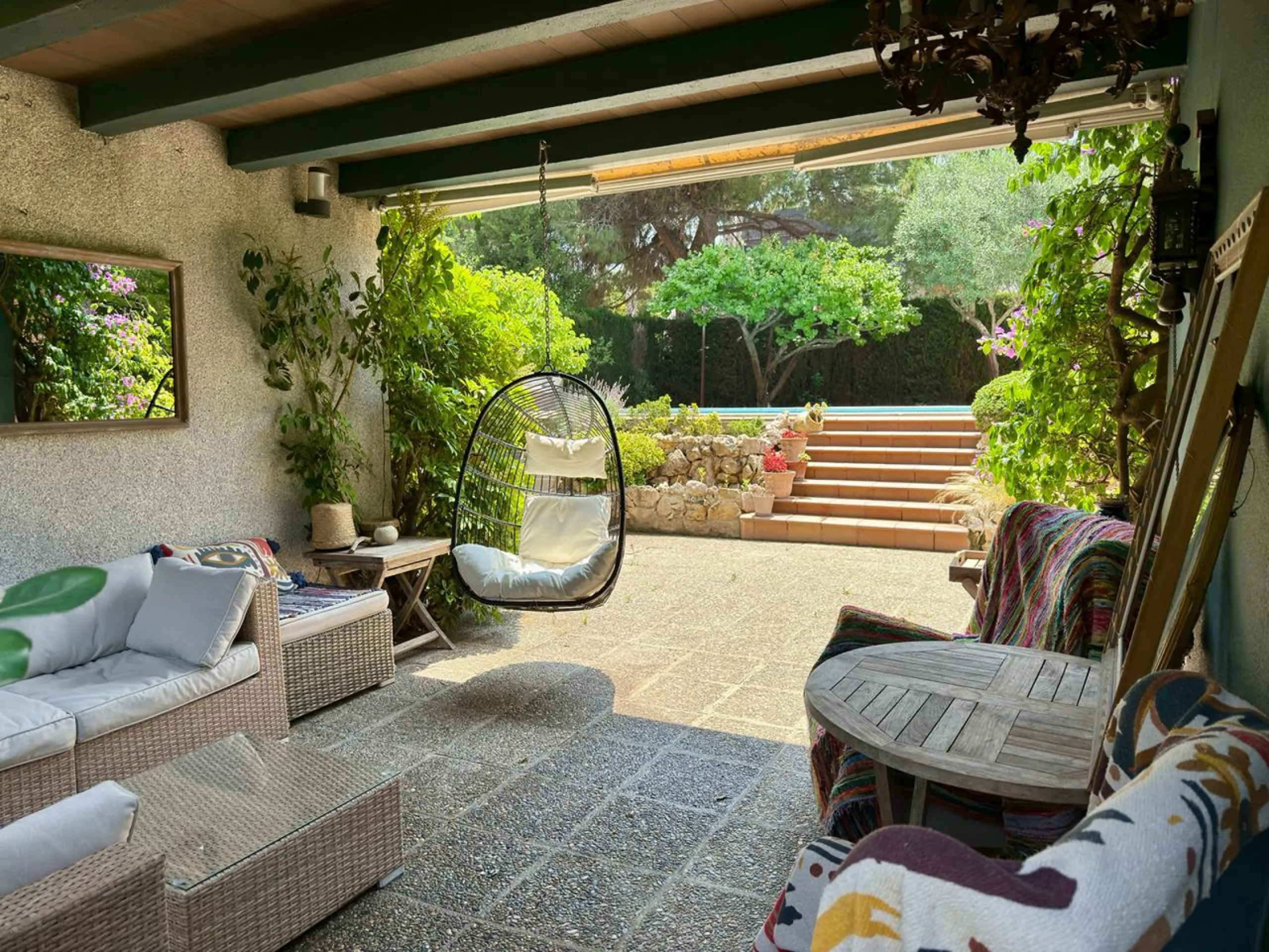 Casa Mediterránea con Jardín y Piscina en Gava Mar, Barcelona