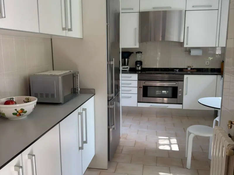 Casa Mediterránea con Jardín y Piscina en Gava Mar, Barcelona