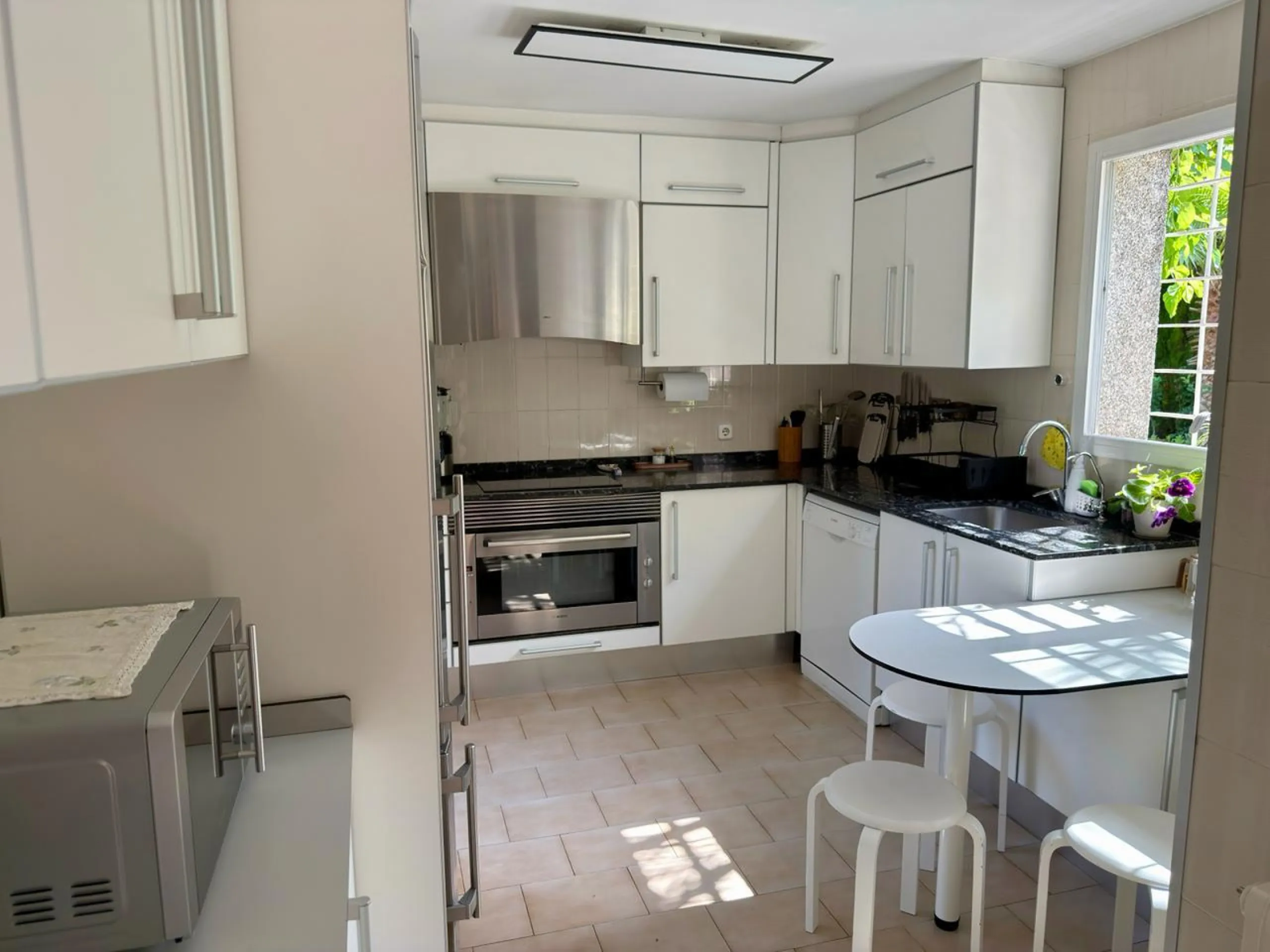 Casa Mediterránea con Jardín y Piscina en Gava Mar, Barcelona