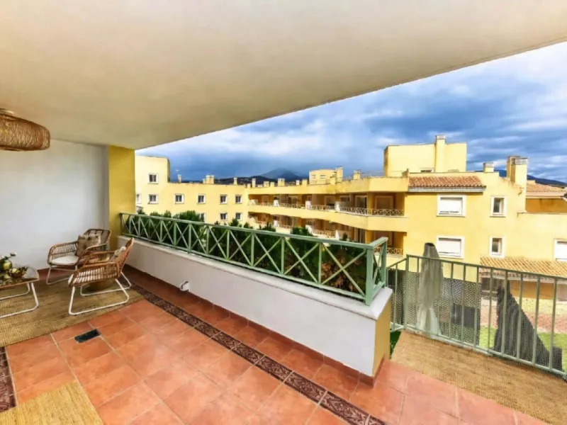 Erdgeschosswohnung mit gültiger Ferienvermietungslizenz – Las Brisas, Nueva Andalucía, Marbella