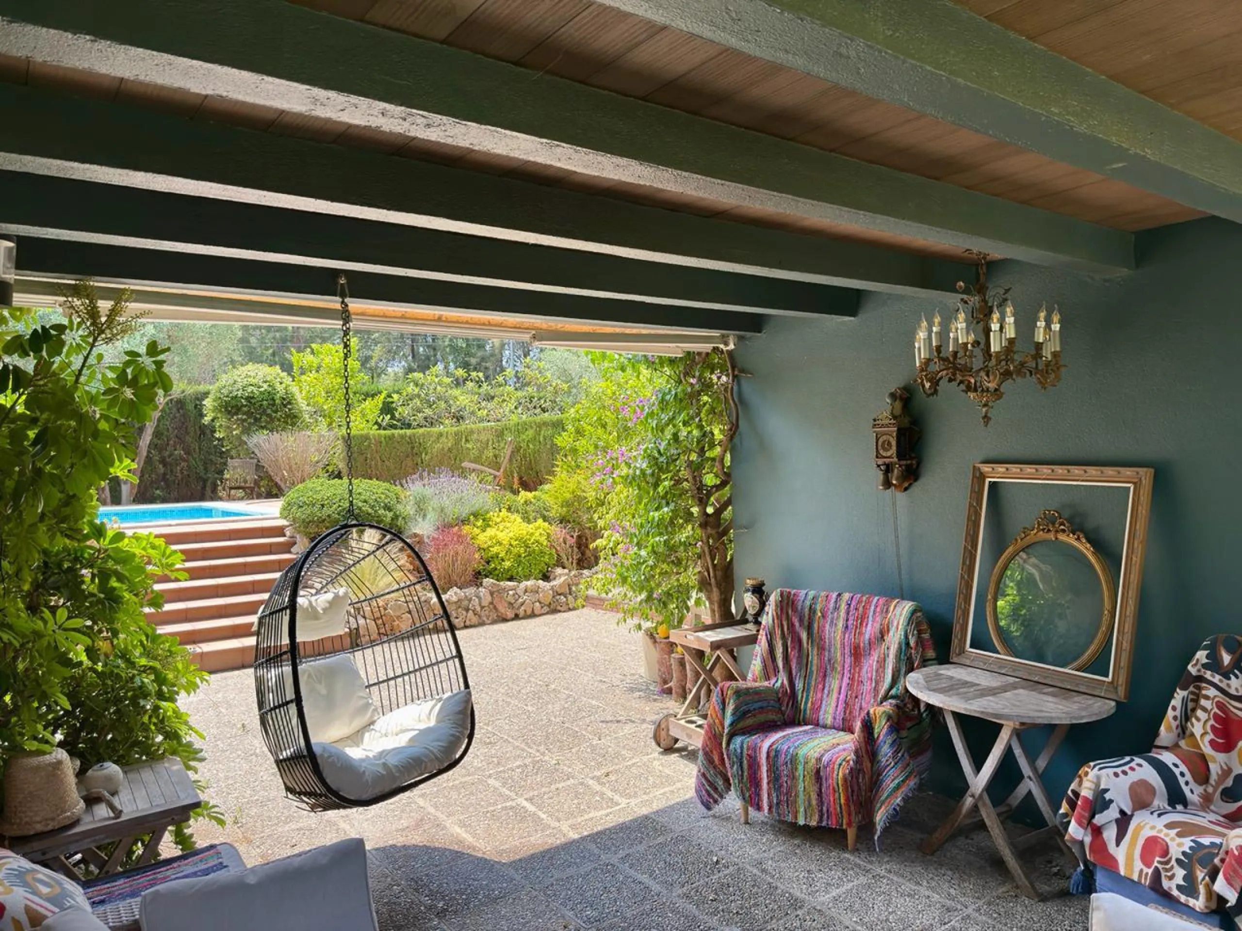 Casa Mediterránea con Jardín y Piscina en Gava Mar, Barcelona