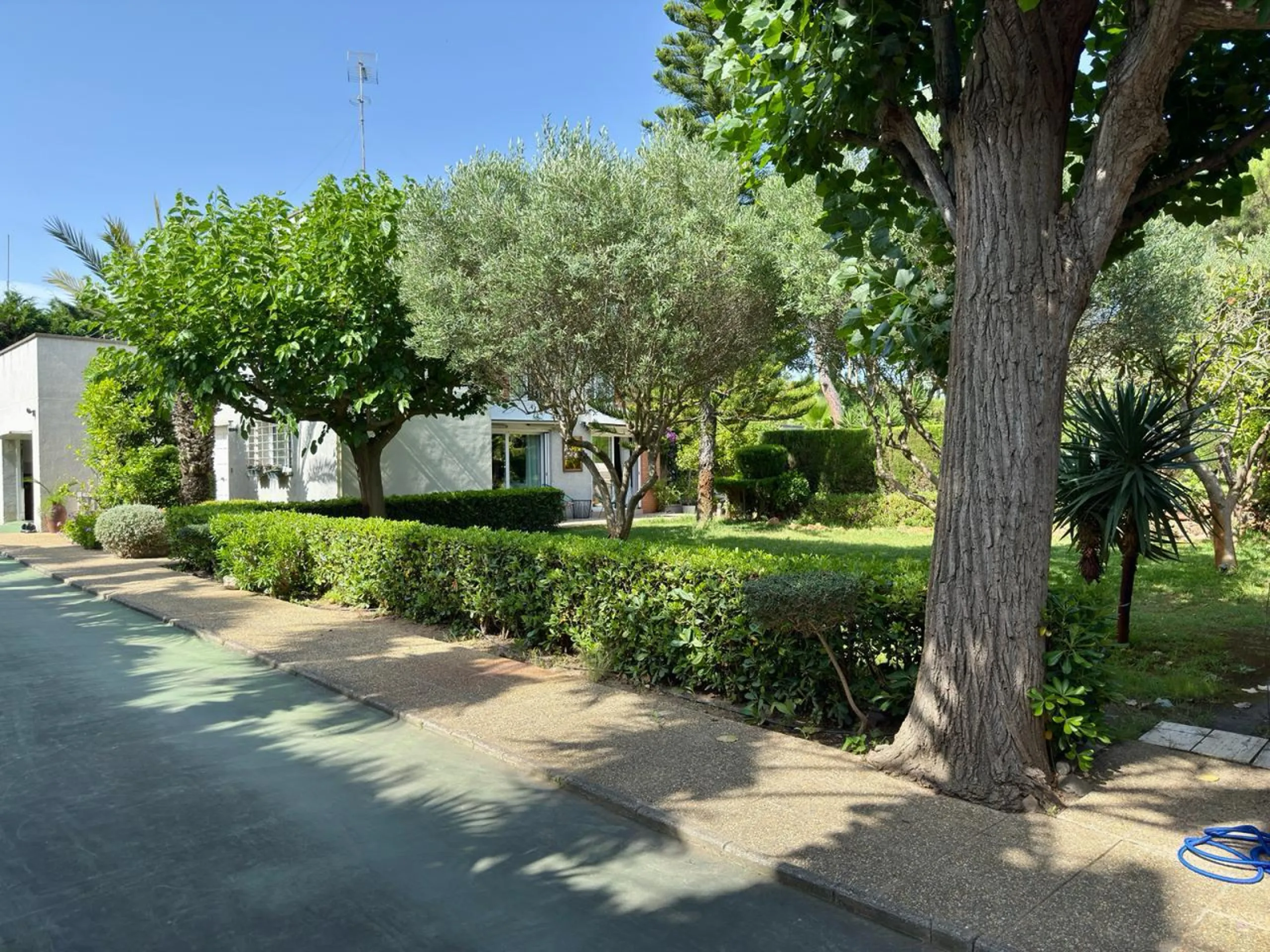 Casa Mediterránea con Jardín y Piscina en Gava Mar, Barcelona