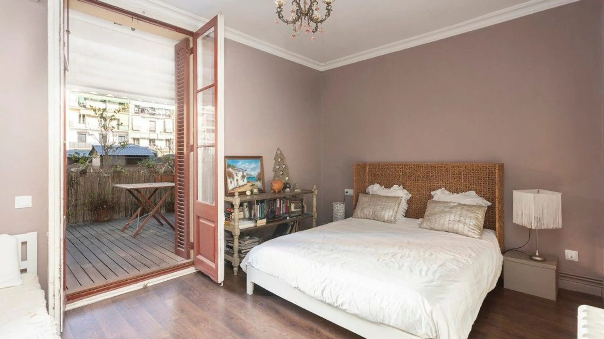 Encantador apartamento con terraza en Sant Antoni, Barcelona