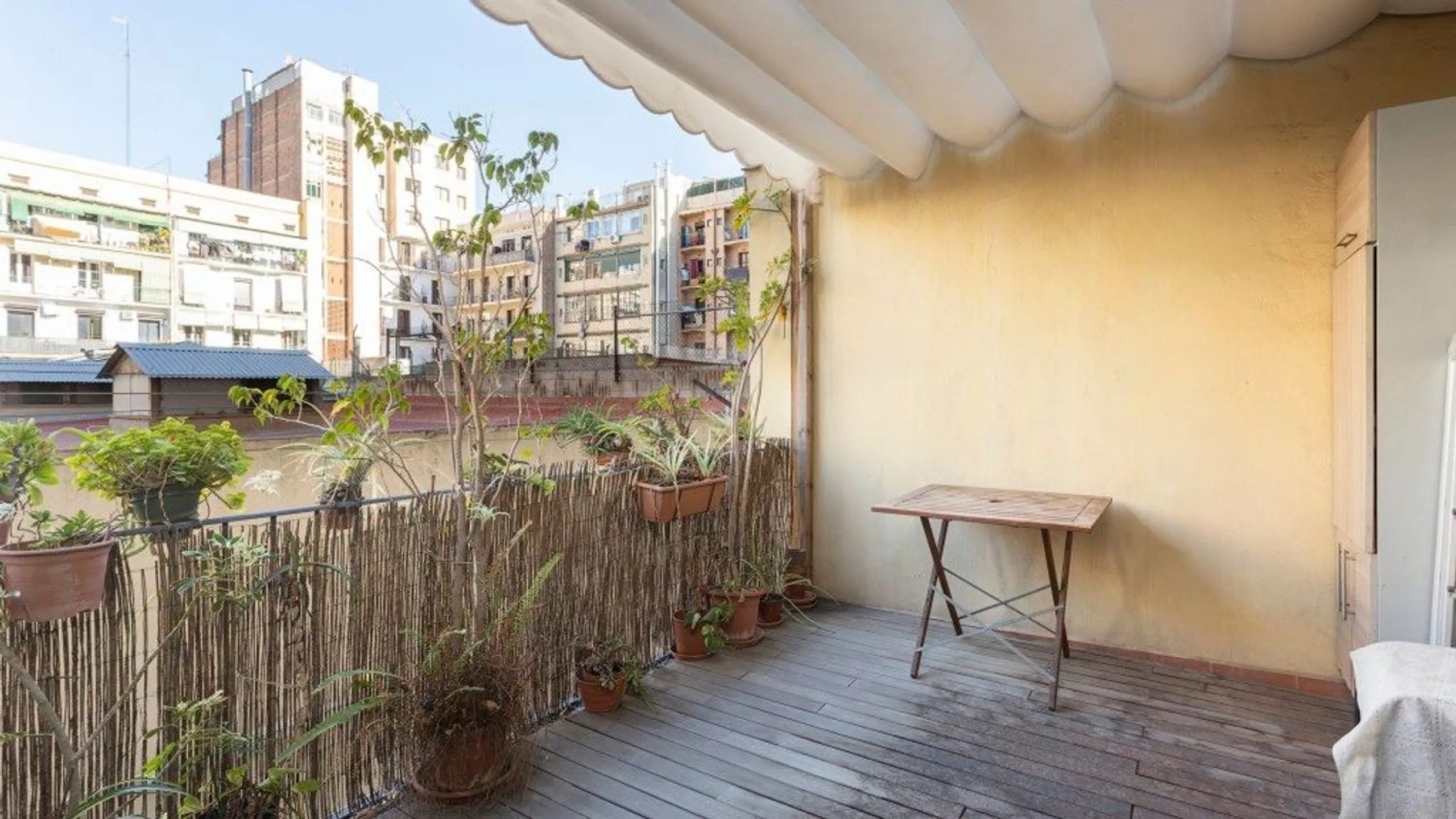 Encantador apartamento con terraza en Sant Antoni, Barcelona