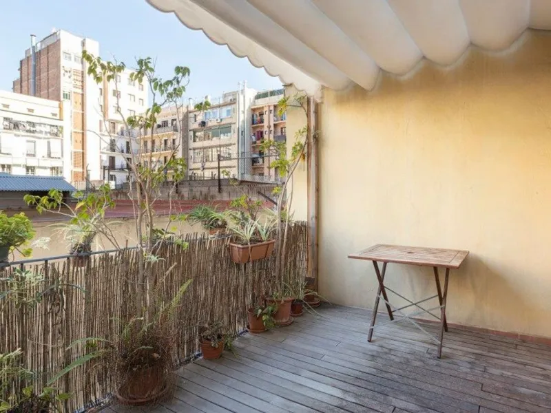 Encantador apartamento con terraza en Sant Antoni, Barcelona