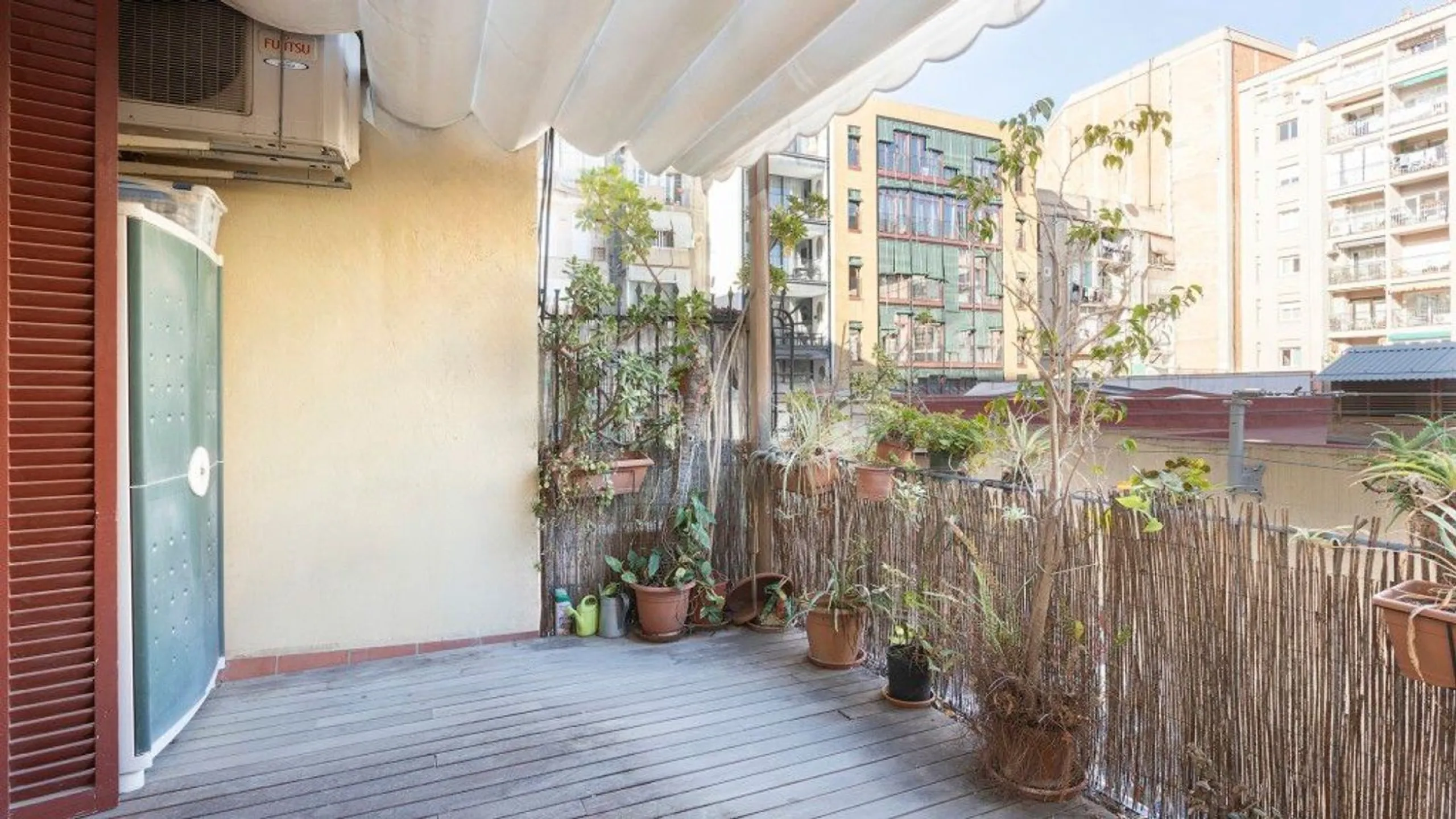 Encantador apartamento con terraza en Sant Antoni, Barcelona