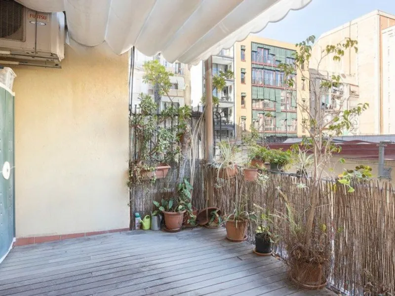Encantador apartamento con terraza en Sant Antoni, Barcelona