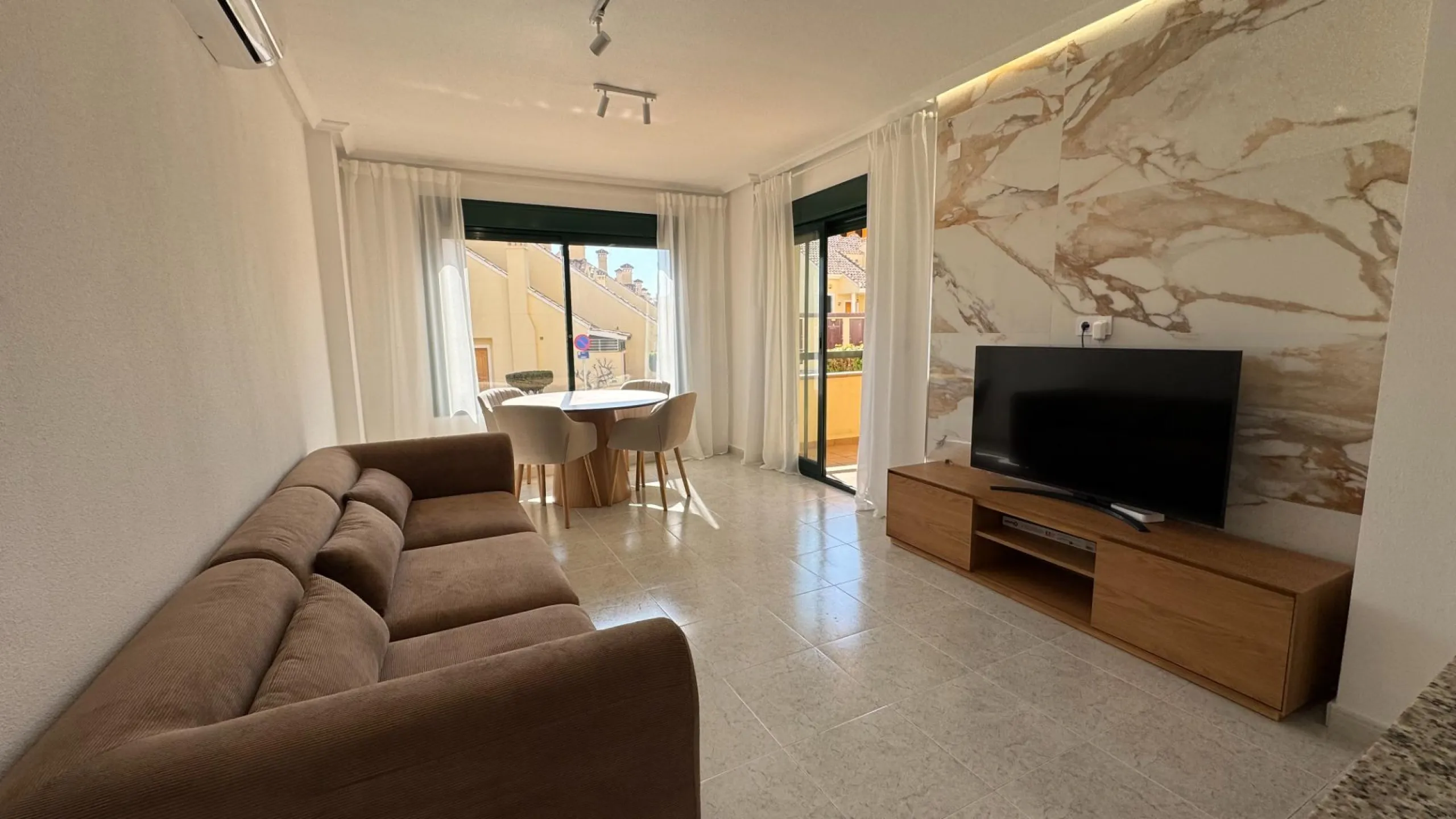 REFORMED APARTMENT IN LOMAS DE CAMPOAMOR WITH COMMUNITY POOL. 2 BED. 2 BATHS. AREA 83 M2.