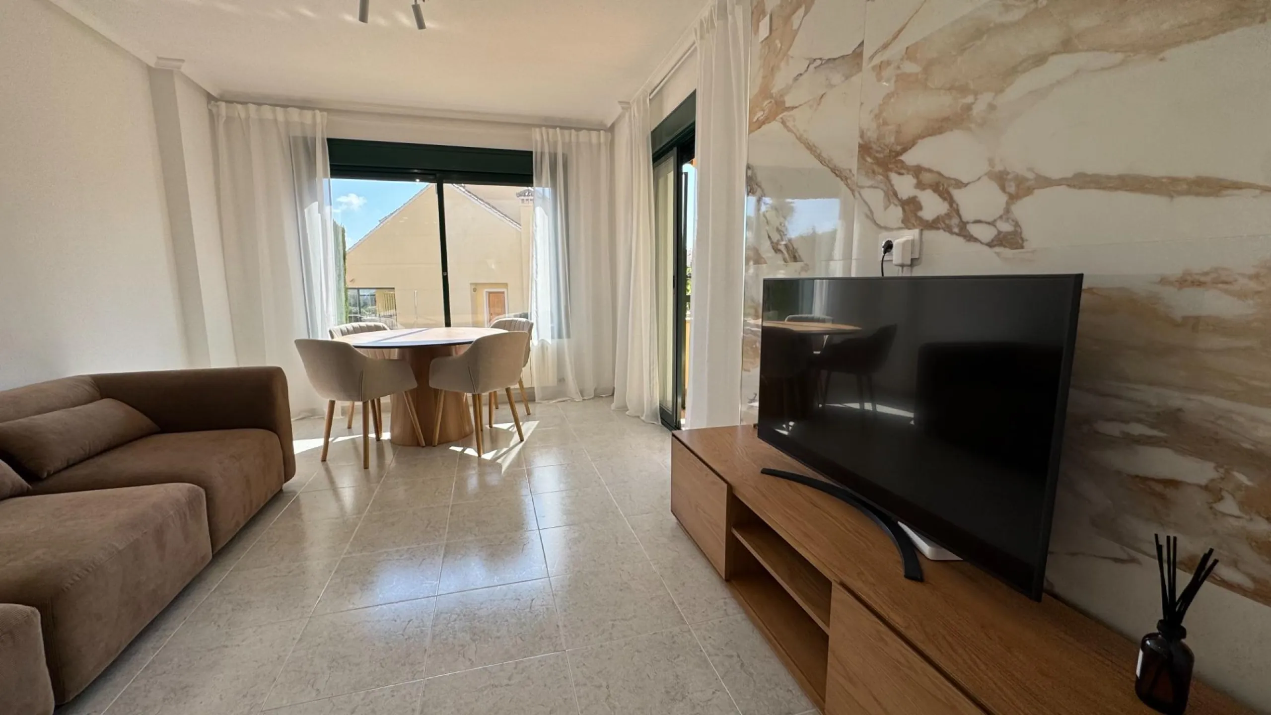 REFORMED APARTMENT IN LOMAS DE CAMPOAMOR WITH COMMUNITY POOL. 2 BED. 2 BATHS. AREA 83 M2.