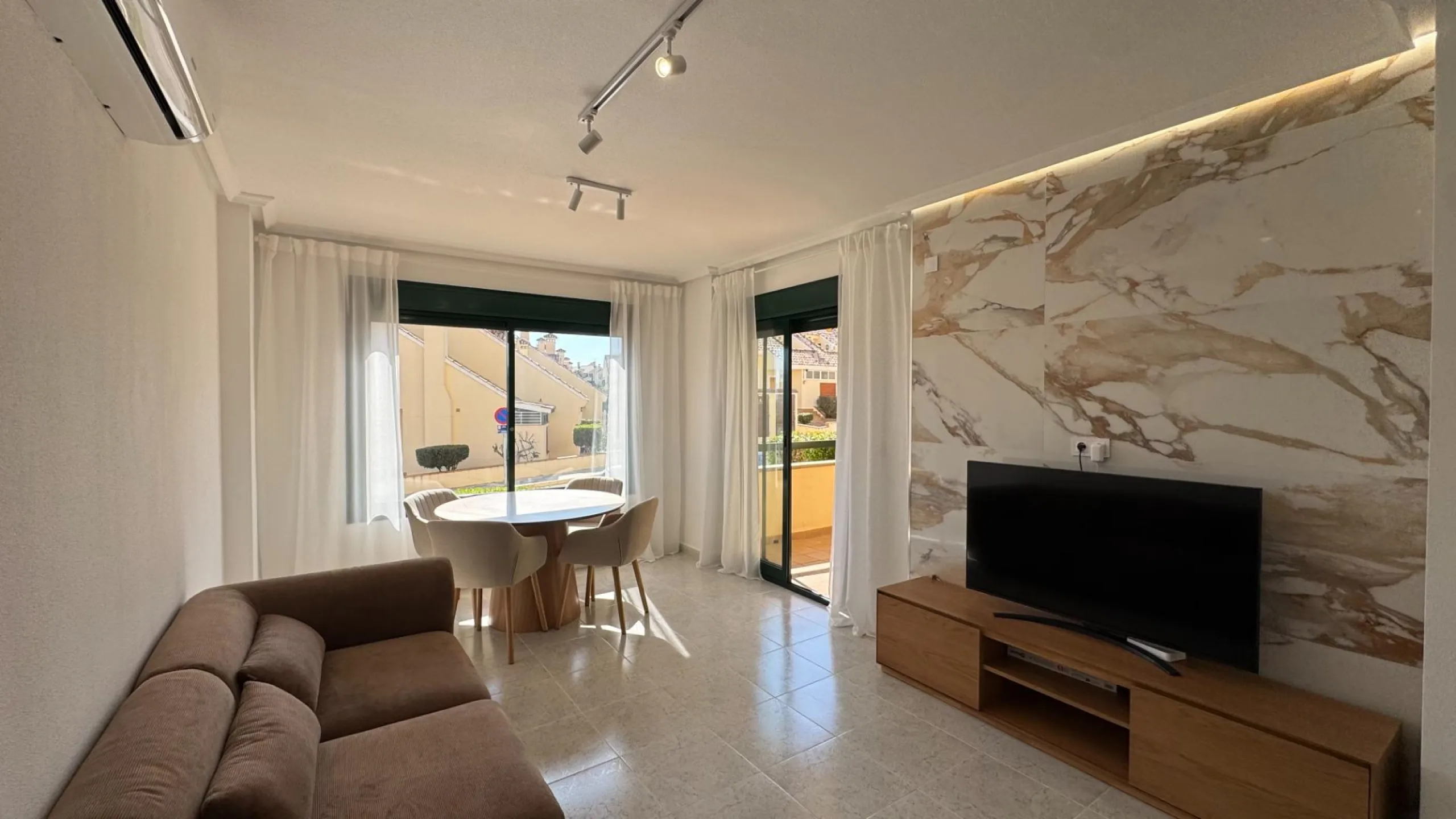 REFORMED APARTMENT IN LOMAS DE CAMPOAMOR WITH COMMUNITY POOL. 2 BED. 2 BATHS. AREA 83 M2.