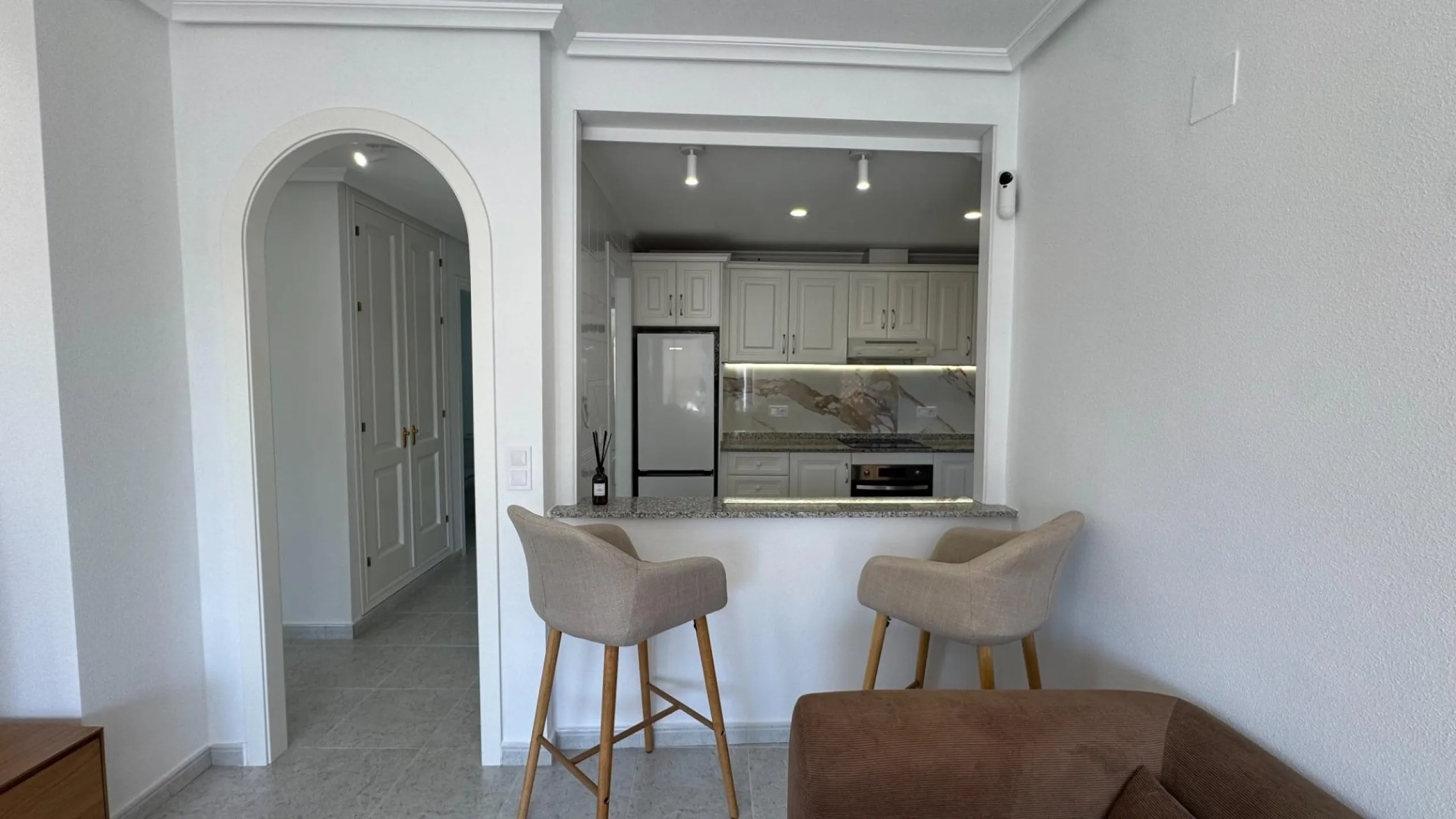 REFORMED APARTMENT IN LOMAS DE CAMPOAMOR WITH COMMUNITY POOL. 2 BED. 2 BATHS. AREA 83 M2.