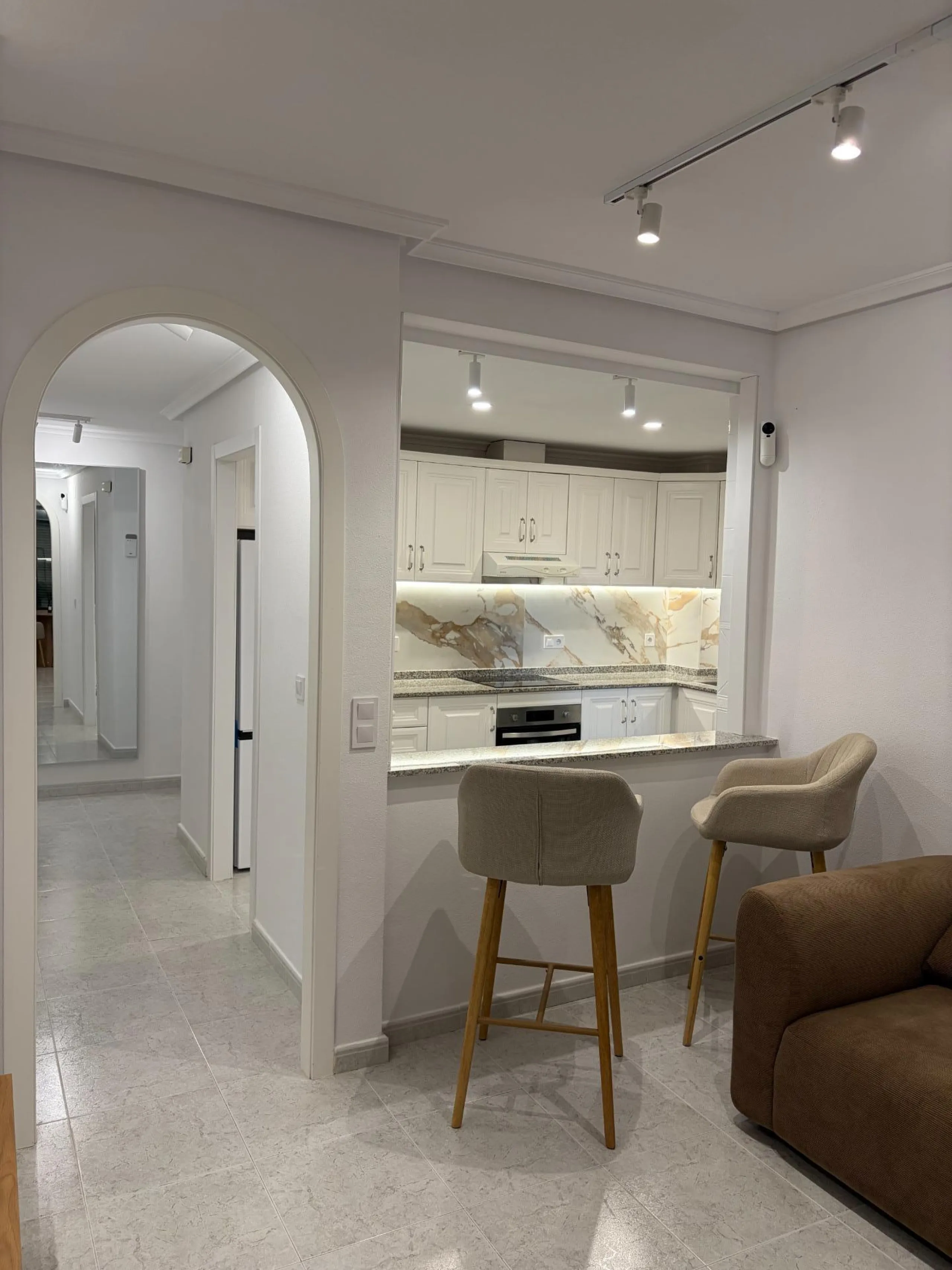 REFORMED APARTMENT IN LOMAS DE CAMPOAMOR WITH COMMUNITY POOL. 2 BED. 2 BATHS. AREA 83 M2.