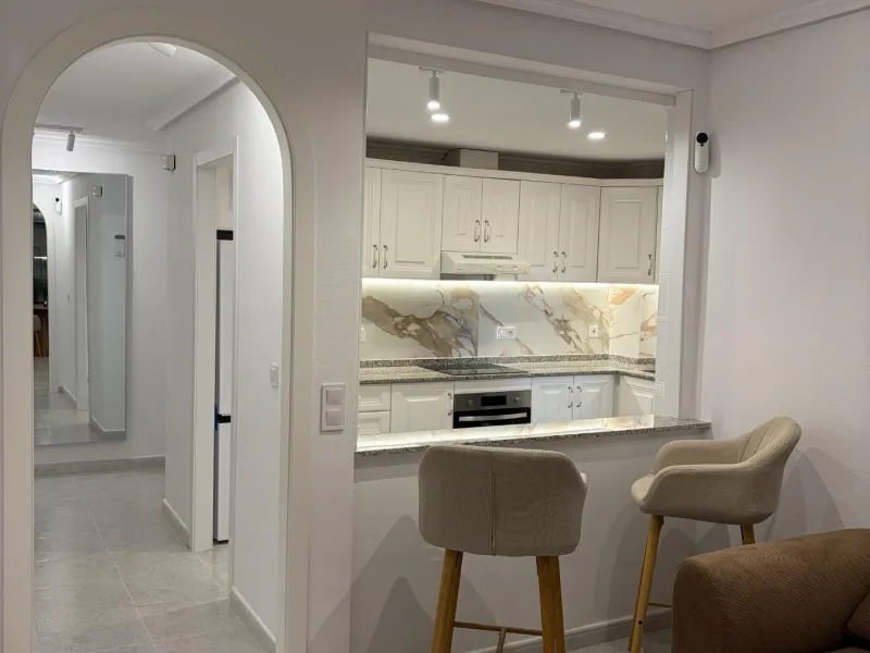 REFORMED APARTMENT IN LOMAS DE CAMPOAMOR WITH COMMUNITY POOL. 2 BED. 2 BATHS. AREA 83 M2.