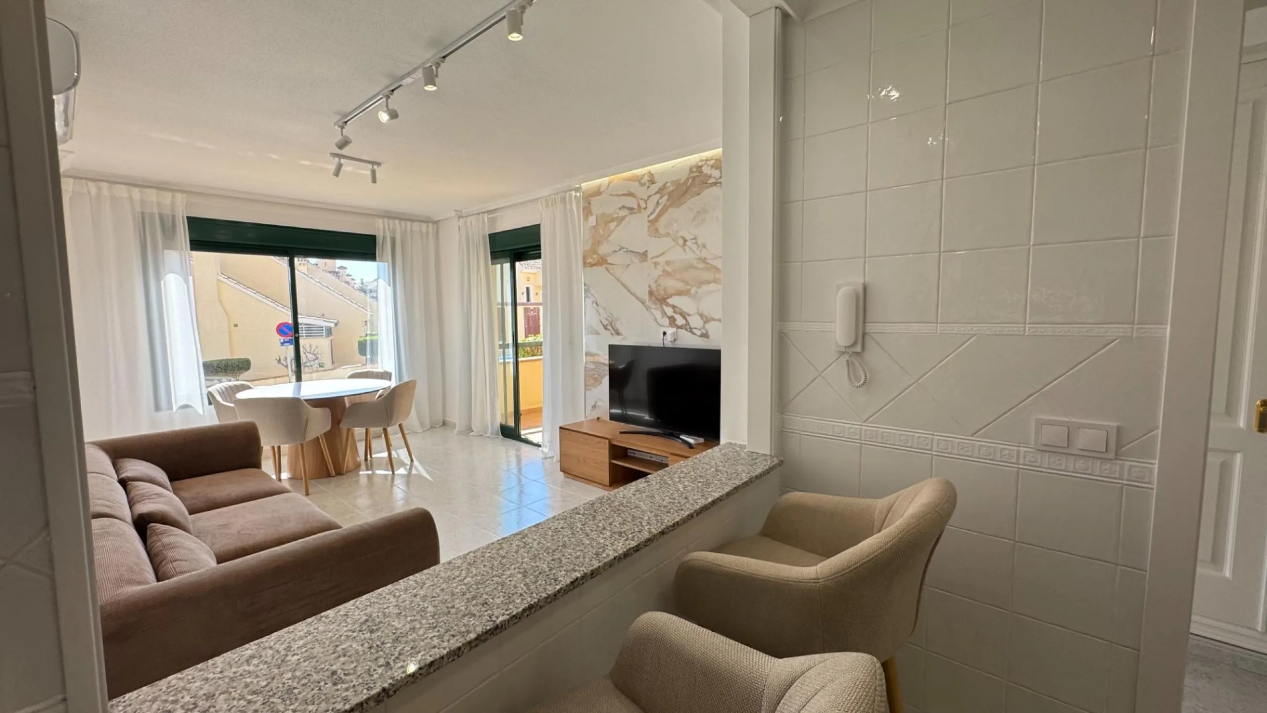 REFORMED APARTMENT IN LOMAS DE CAMPOAMOR WITH COMMUNITY POOL. 2 BED. 2 BATHS. AREA 83 M2.