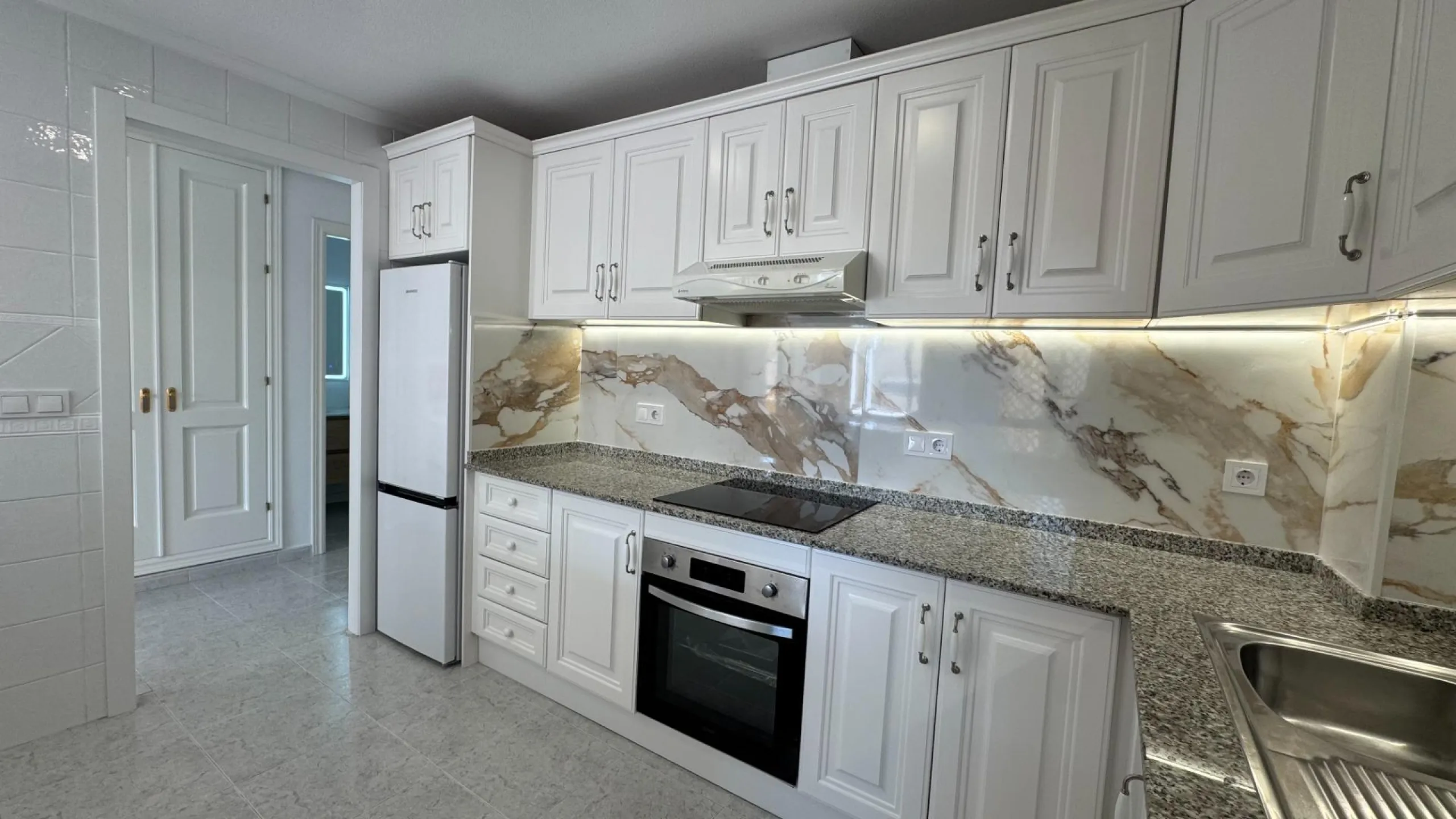 REFORMED APARTMENT IN LOMAS DE CAMPOAMOR WITH COMMUNITY POOL. 2 BED. 2 BATHS. AREA 83 M2.