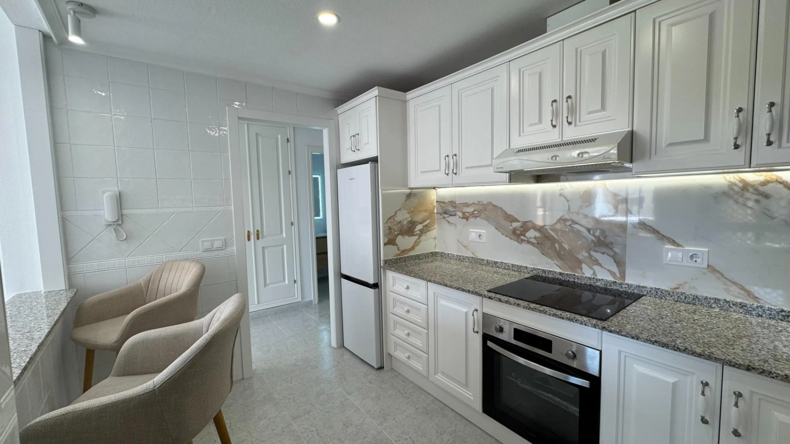 REFORMED APARTMENT IN LOMAS DE CAMPOAMOR WITH COMMUNITY POOL. 2 BED. 2 BATHS. AREA 83 M2.