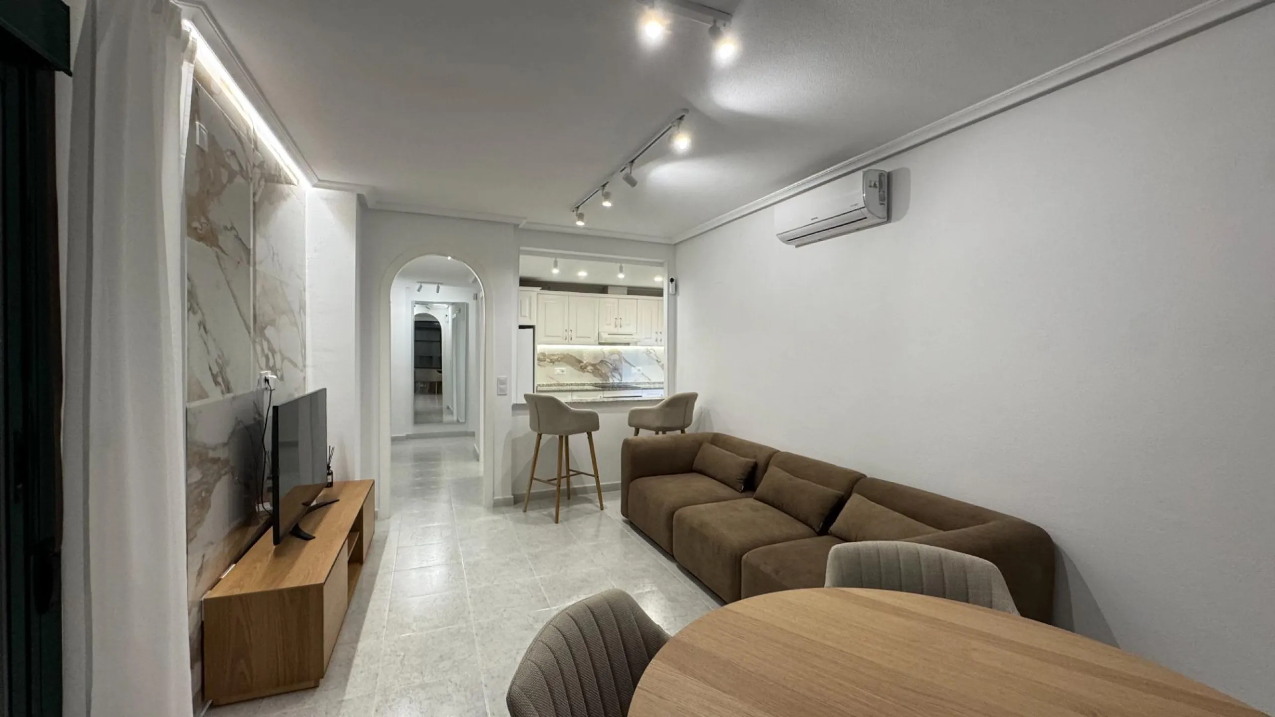 REFORMED APARTMENT IN LOMAS DE CAMPOAMOR WITH COMMUNITY POOL. 2 BED. 2 BATHS. AREA 83 M2.