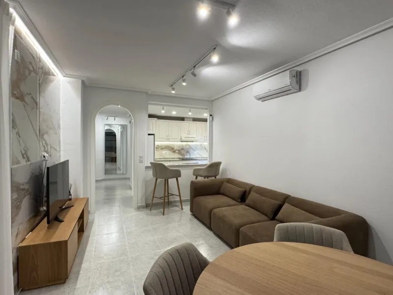 REFORMED APARTMENT IN LOMAS DE CAMPOAMOR WITH COMMUNITY POOL. 2 BED. 2 BATHS. AREA 83 M2.