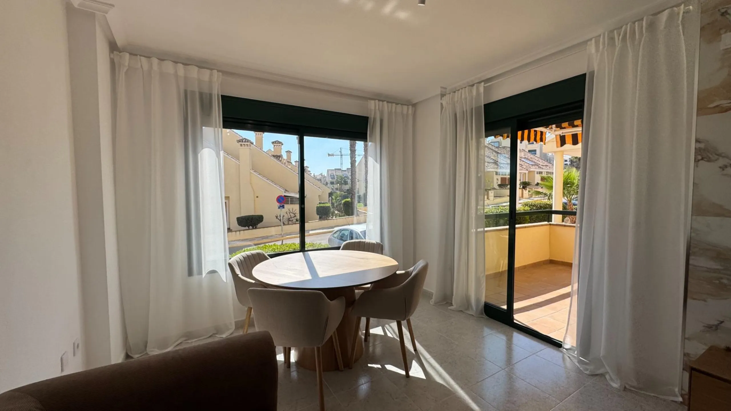 REFORMED APARTMENT IN LOMAS DE CAMPOAMOR WITH COMMUNITY POOL. 2 BED. 2 BATHS. AREA 83 M2.