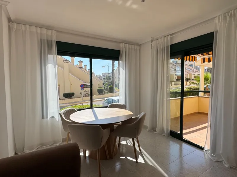 REFORMED APARTMENT IN LOMAS DE CAMPOAMOR WITH COMMUNITY POOL. 2 BED. 2 BATHS. AREA 83 M2.