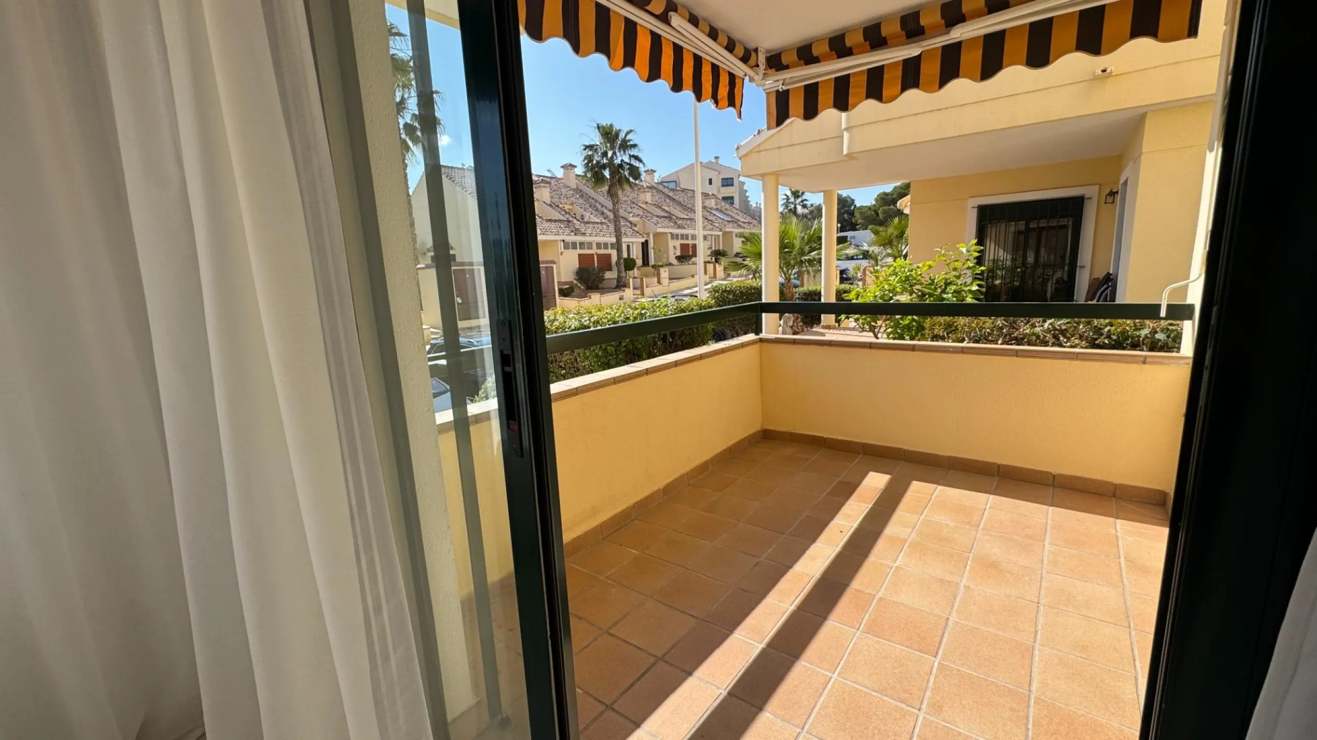 REFORMED APARTMENT IN LOMAS DE CAMPOAMOR WITH COMMUNITY POOL. 2 BED. 2 BATHS. AREA 83 M2.