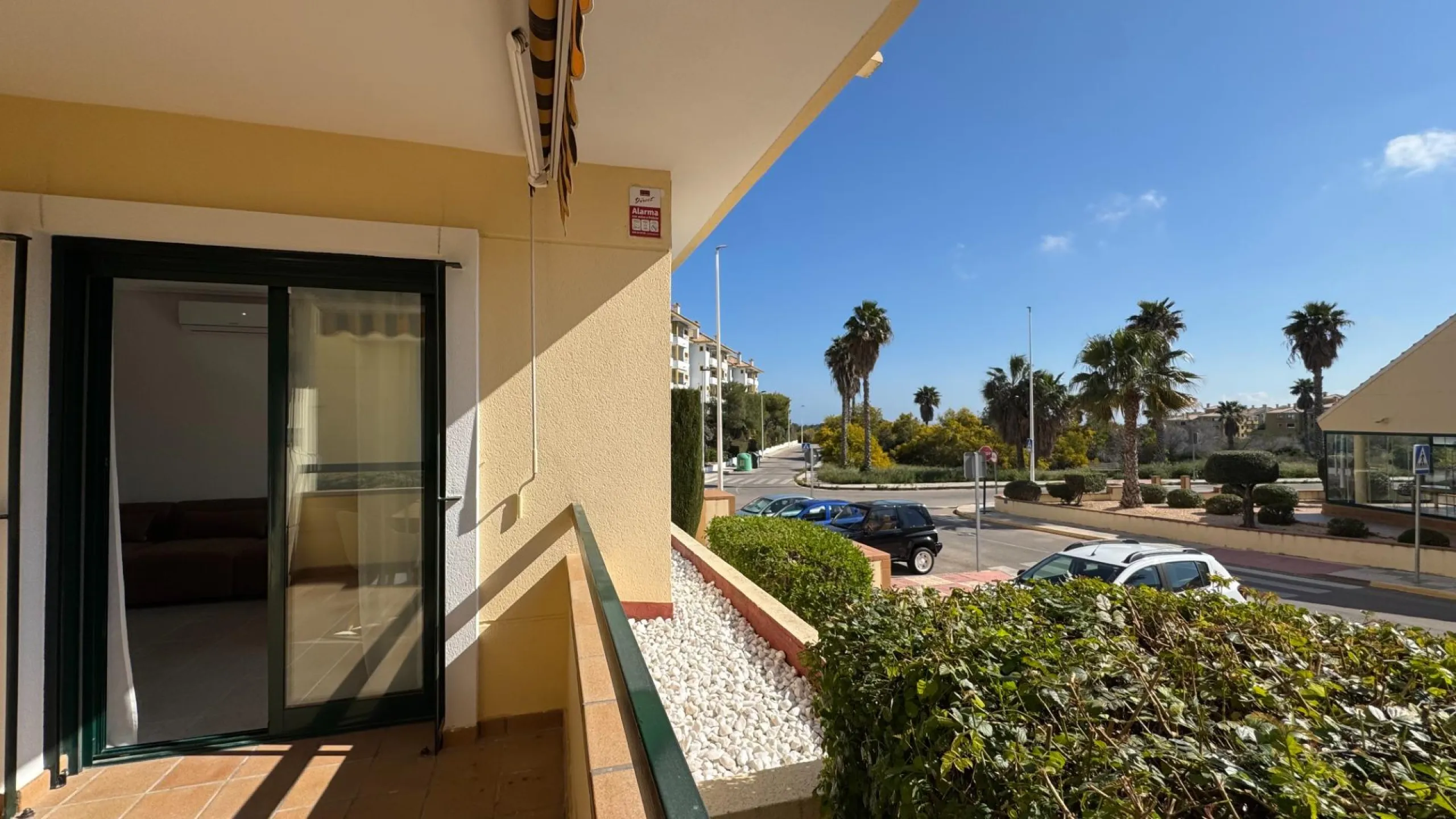 REFORMED APARTMENT IN LOMAS DE CAMPOAMOR WITH COMMUNITY POOL. 2 BED. 2 BATHS. AREA 83 M2.