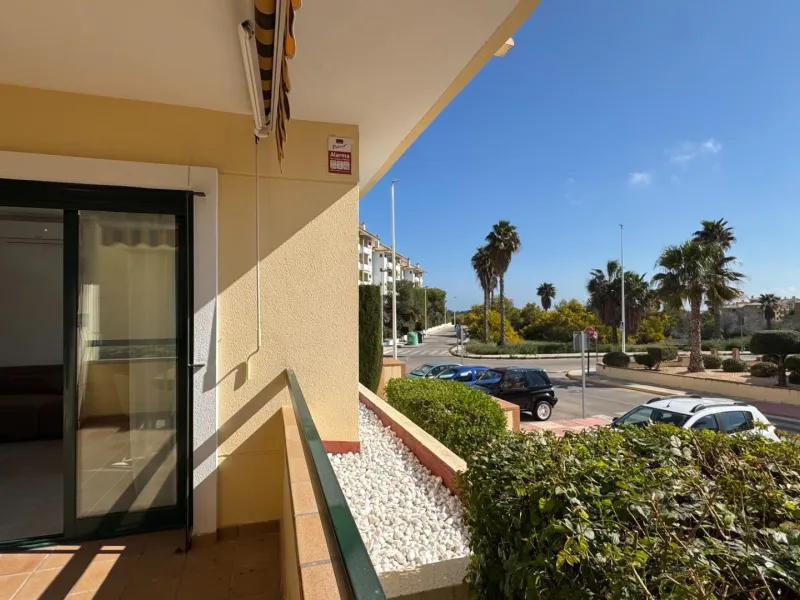 REFORMED APARTMENT IN LOMAS DE CAMPOAMOR WITH COMMUNITY POOL. 2 BED. 2 BATHS. AREA 83 M2.