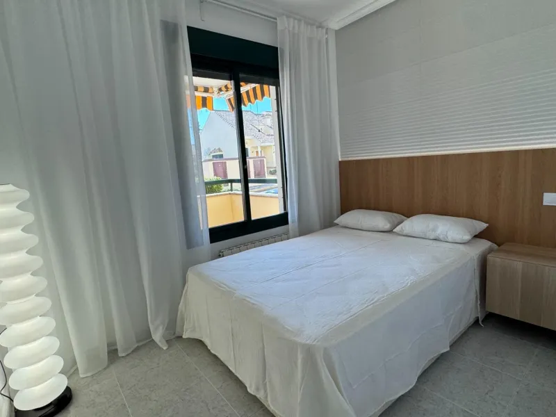 REFORMED APARTMENT IN LOMAS DE CAMPOAMOR WITH COMMUNITY POOL. 2 BED. 2 BATHS. AREA 83 M2.