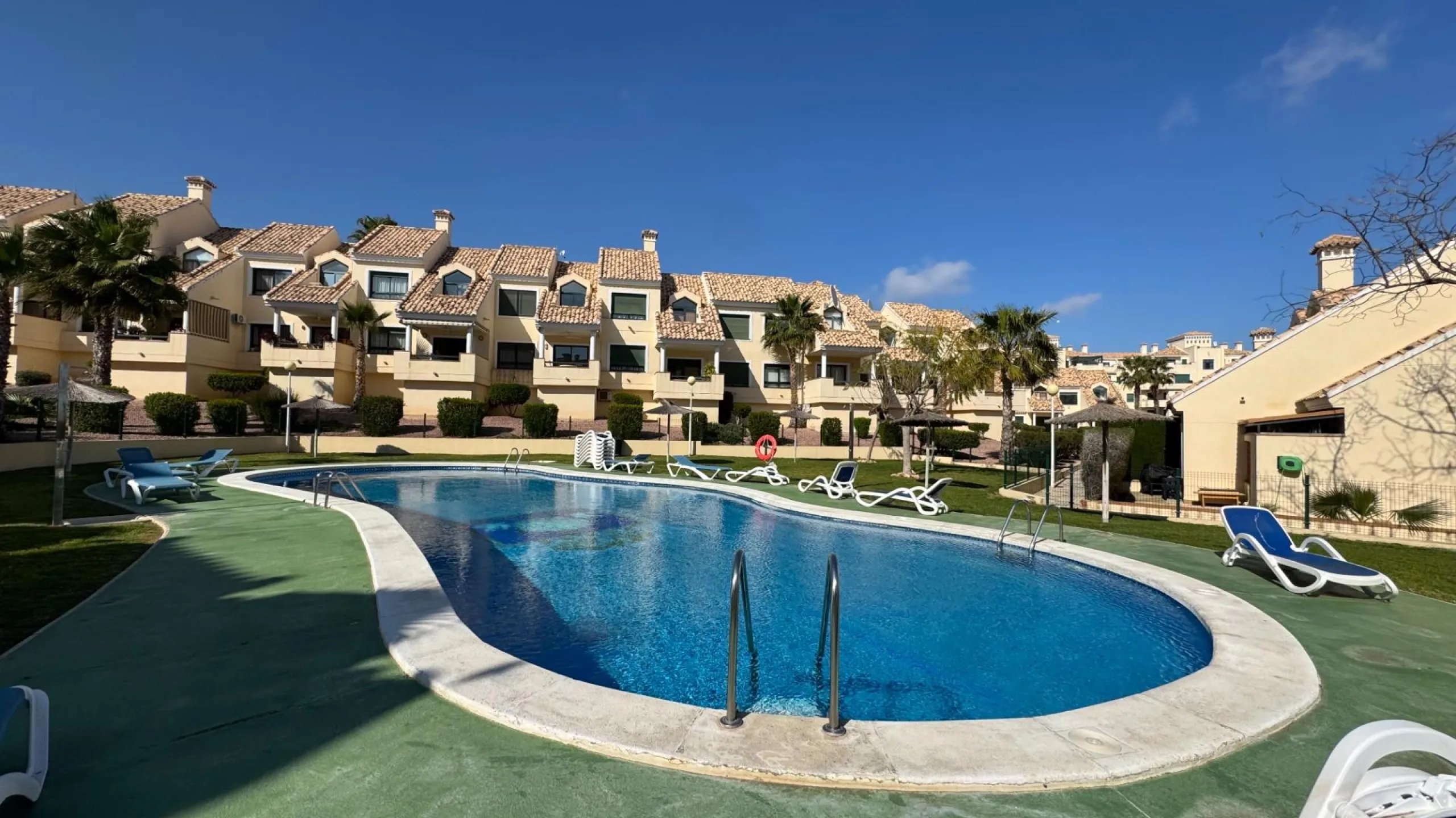 REFORMED APARTMENT IN LOMAS DE CAMPOAMOR WITH COMMUNITY POOL. 2 BED. 2 BATHS. AREA 83 M2.