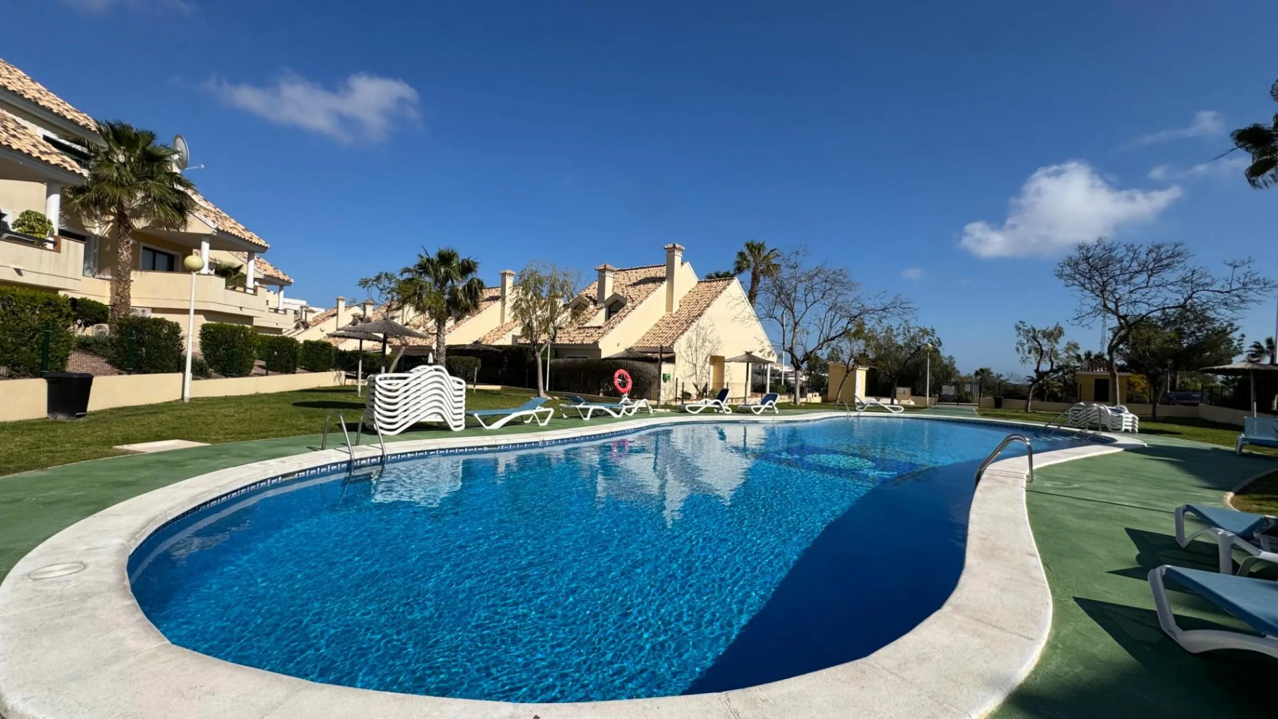 REFORMED APARTMENT IN LOMAS DE CAMPOAMOR WITH COMMUNITY POOL. 2 BED. 2 BATHS. AREA 83 M2.